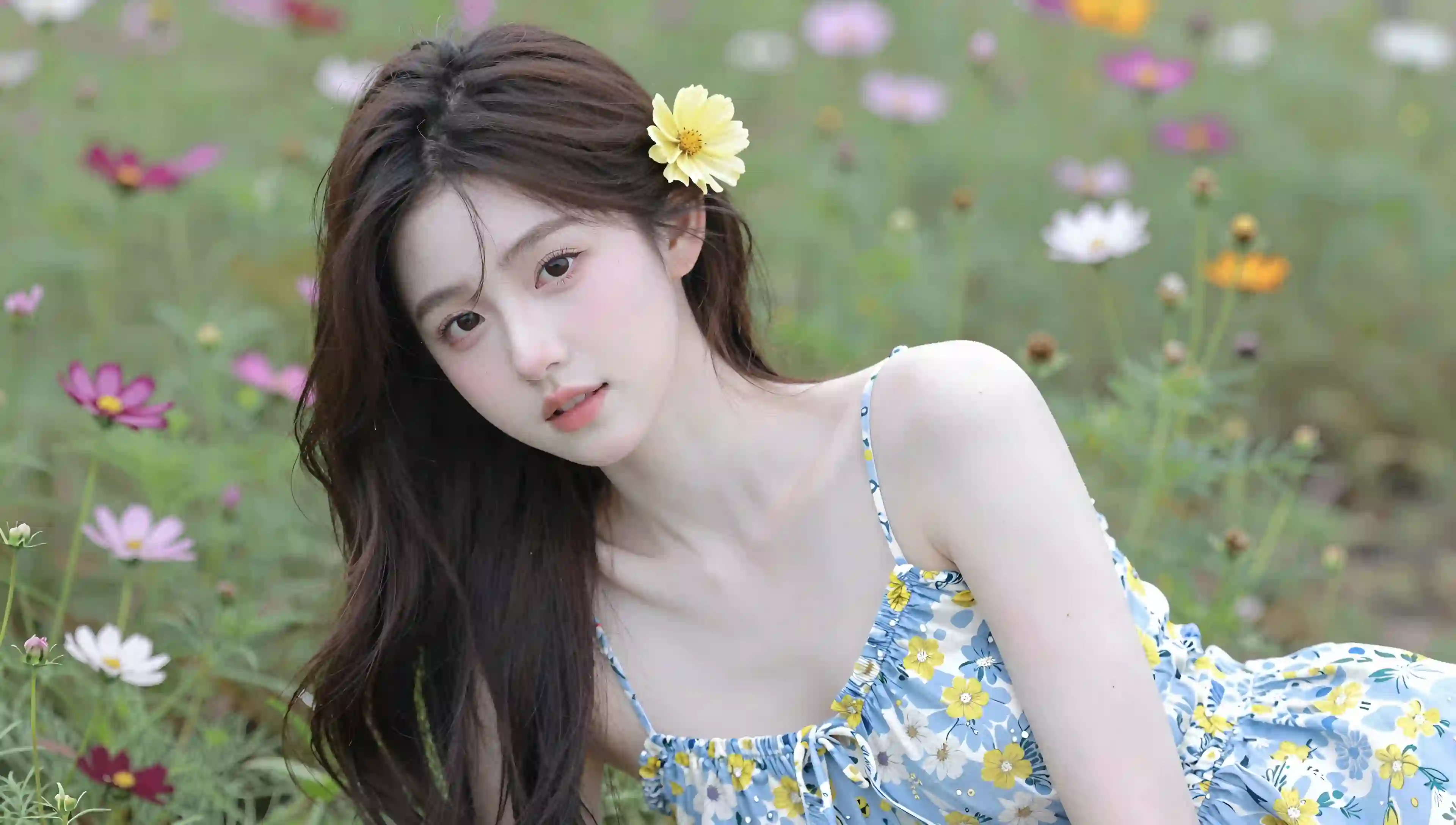 长发吊带美女 性感 吊带碎花裙 户外 草坪 