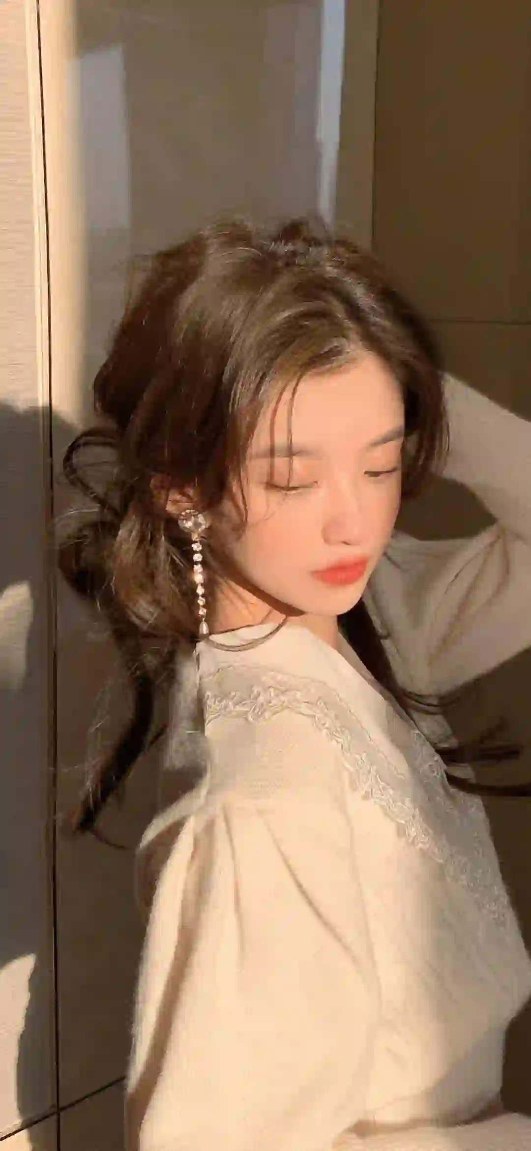 长发美女 白色衣服 白色耳坠