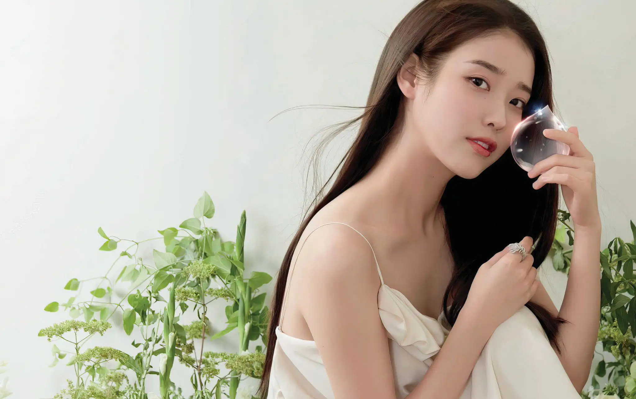 拿着水杯的长发白衣美女 IU
