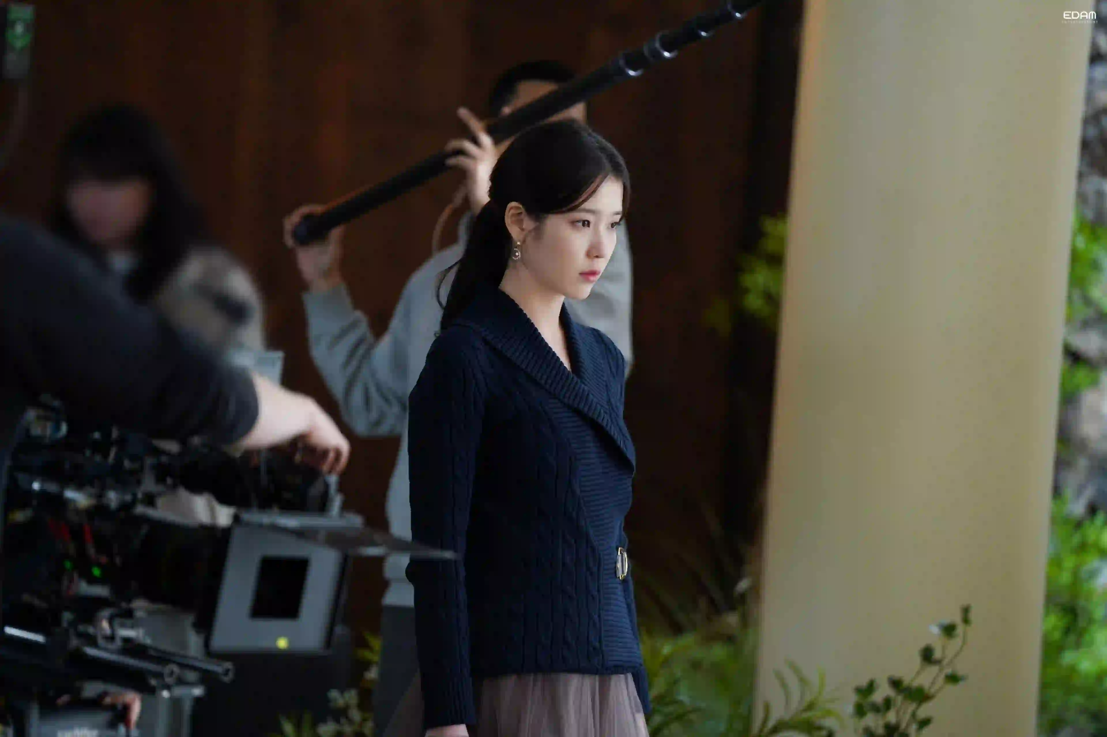 IU 李知恩 长发美女 黑色西装 拍摄现场