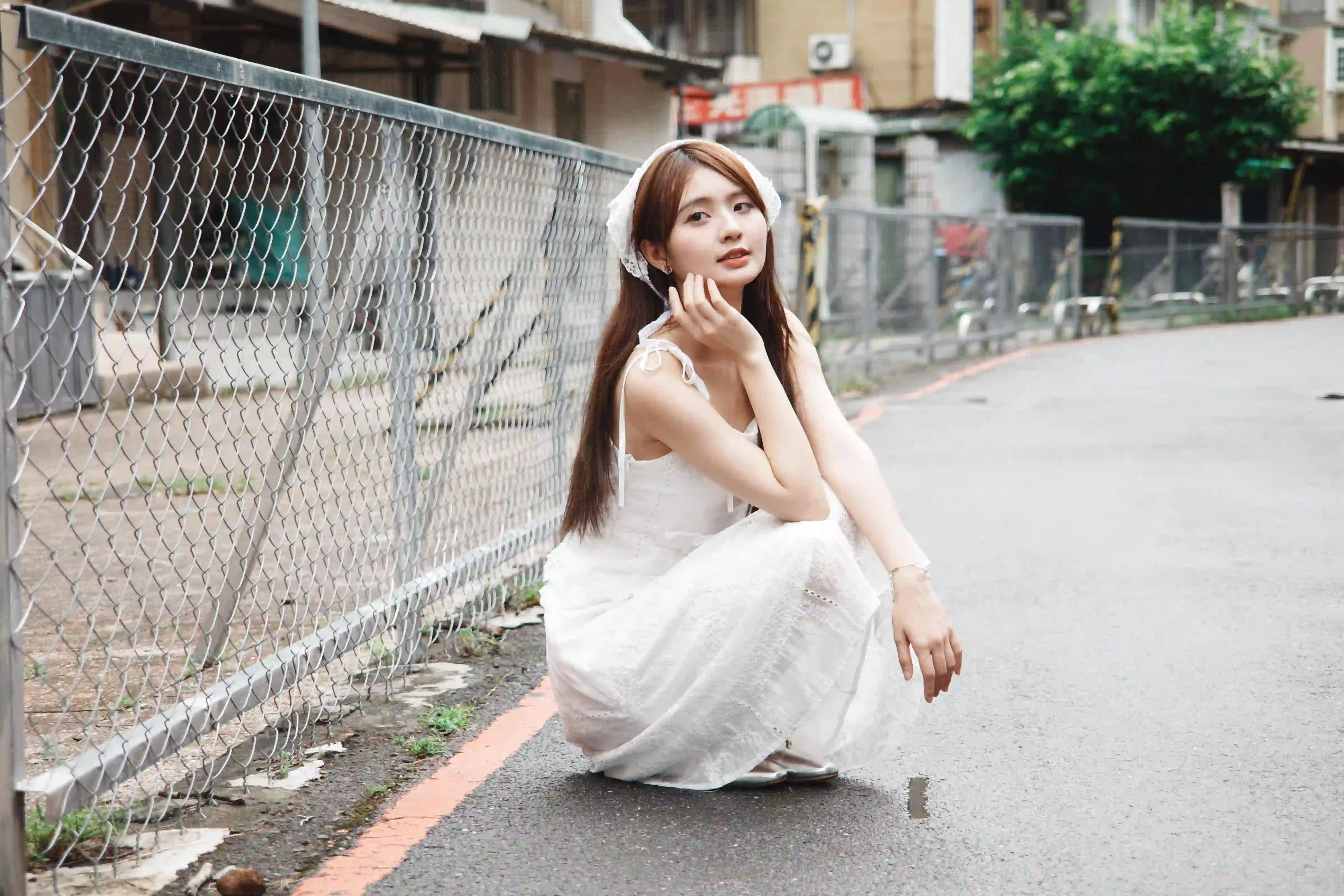 长发清纯美女 可爱甜美系 吊带美女 5k壁纸 街道