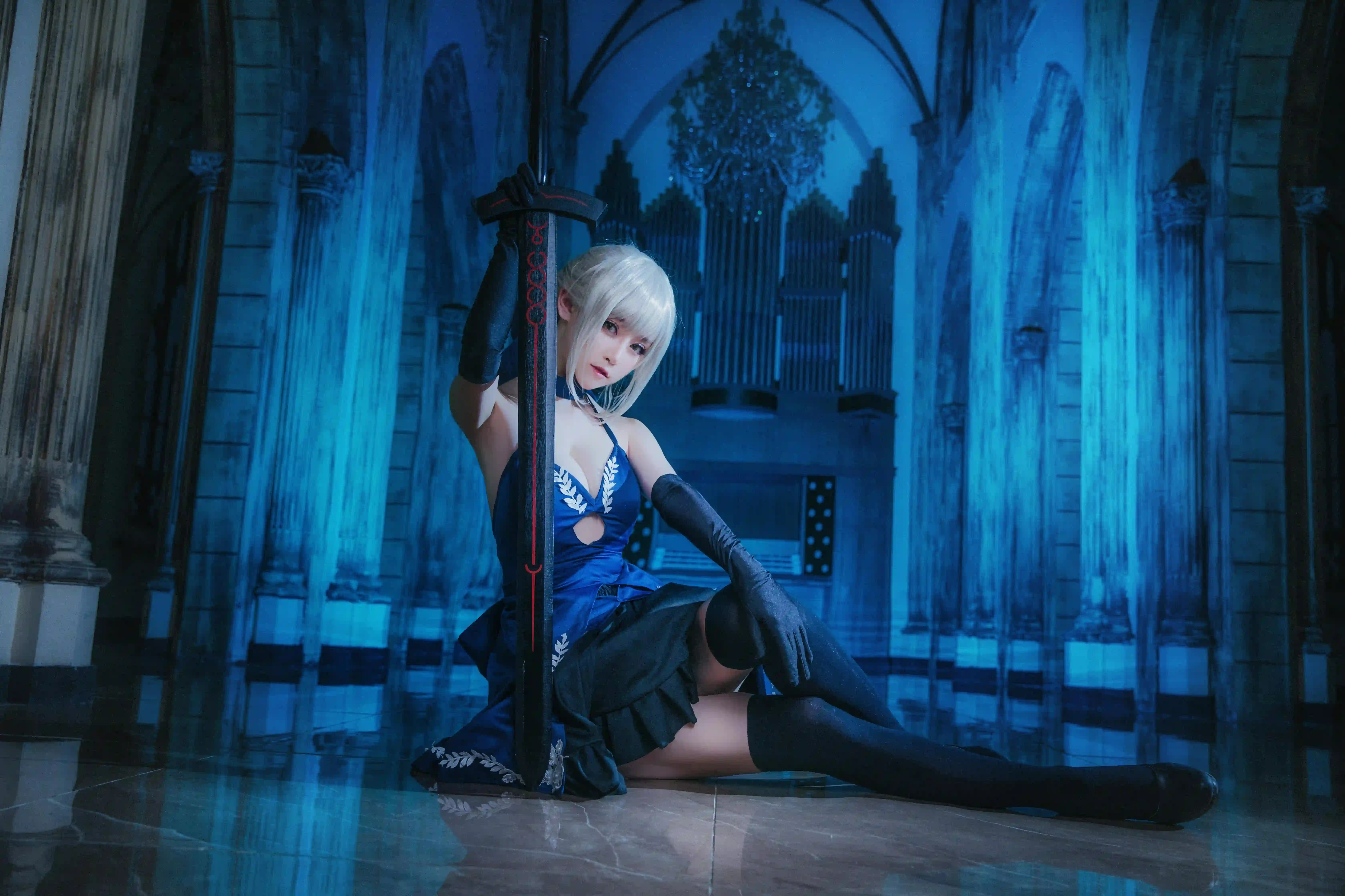 cosplay 银发 女剑士 蓝裙 黑剑 教堂 哥特风格