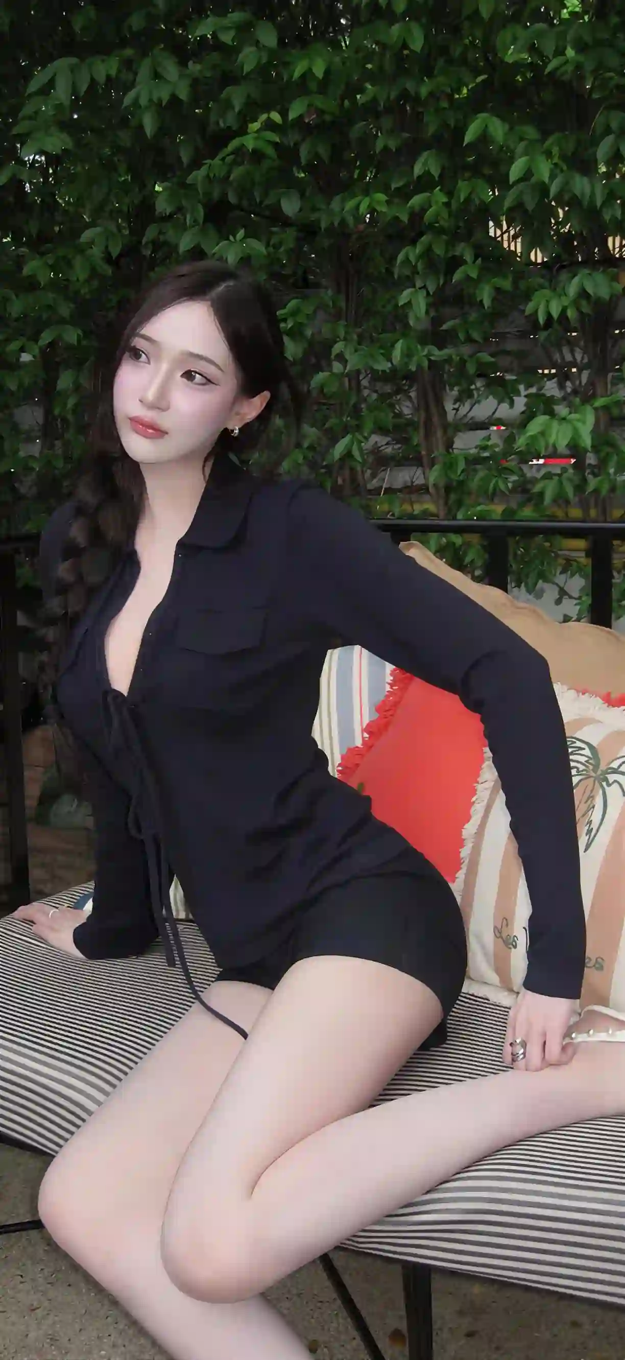 黑色衬衫 丝袜美女 户外写真 优雅坐姿 长发女孩