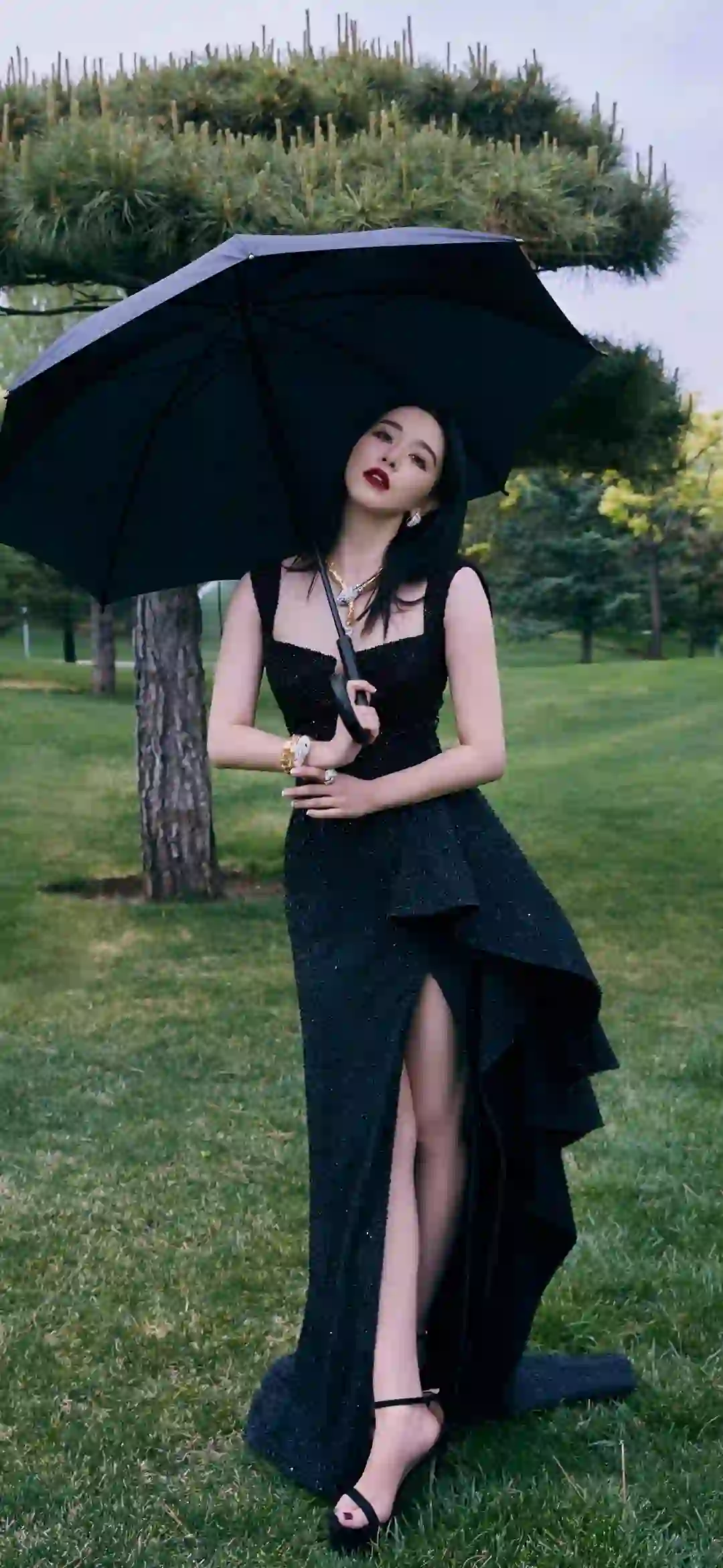 明星美女 阚清子 黑色吊带长裙 美腿