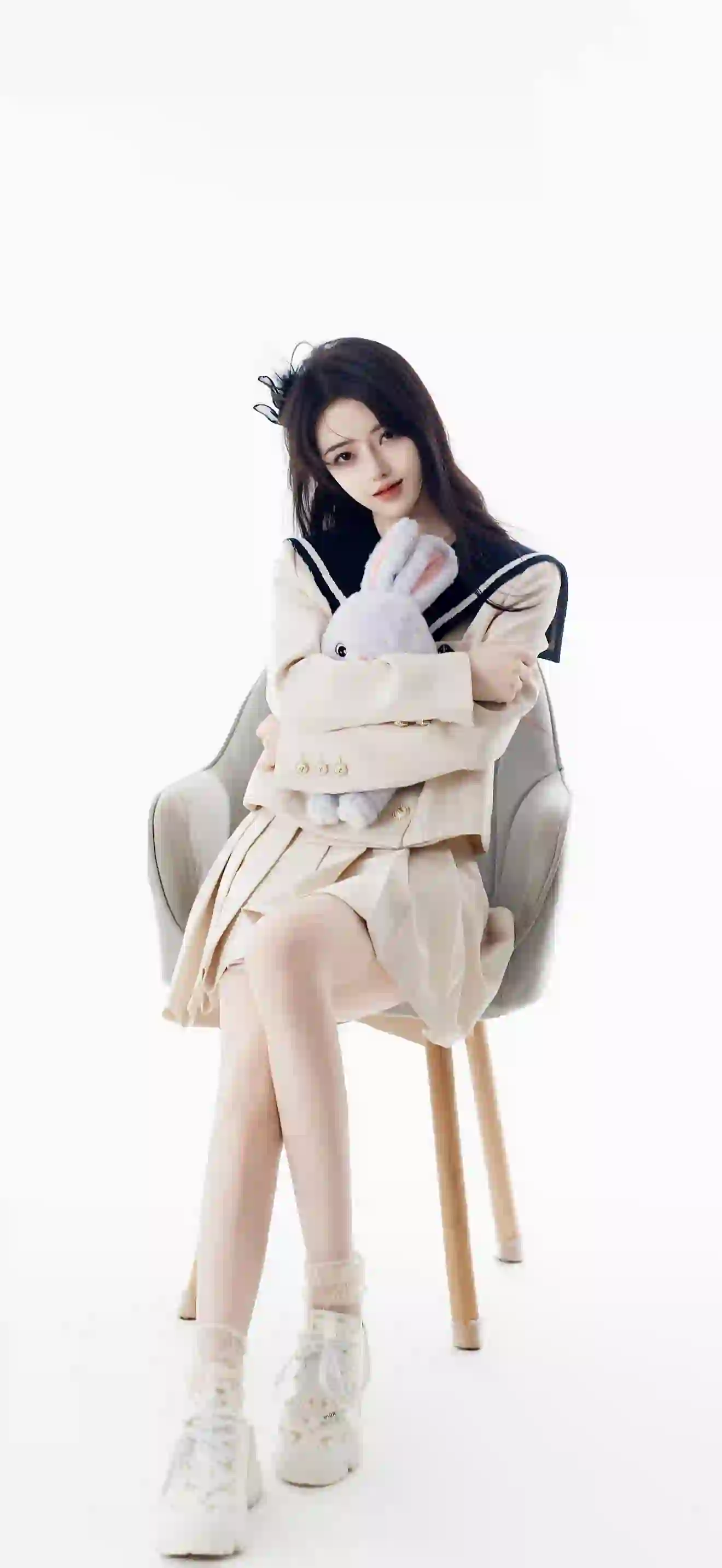 长发清纯美女 唯美 青春 jk穿搭 白色裙子 可爱小兔子玩偶
