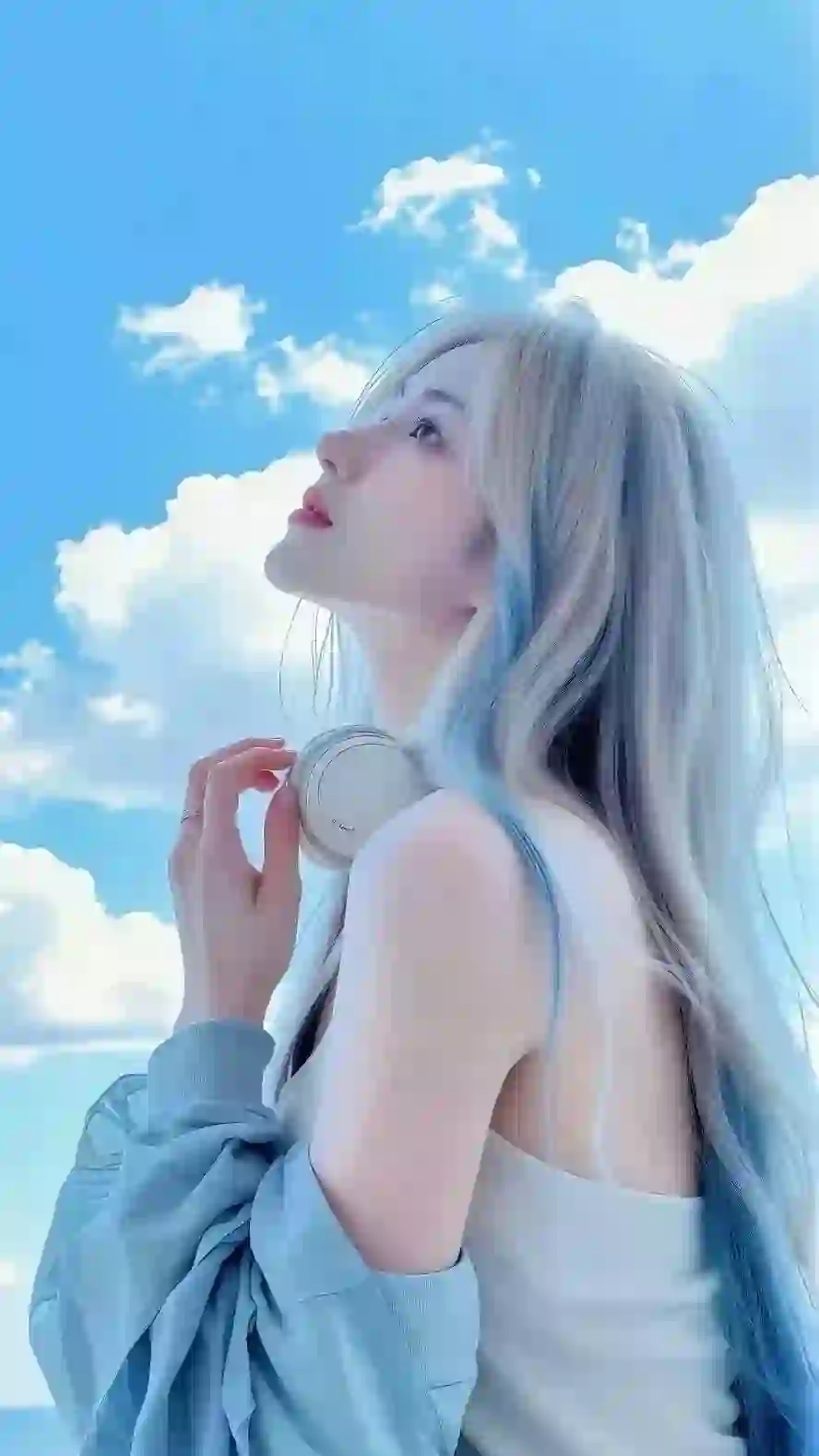 蓝天白云 蓝色渐变头发 耳机