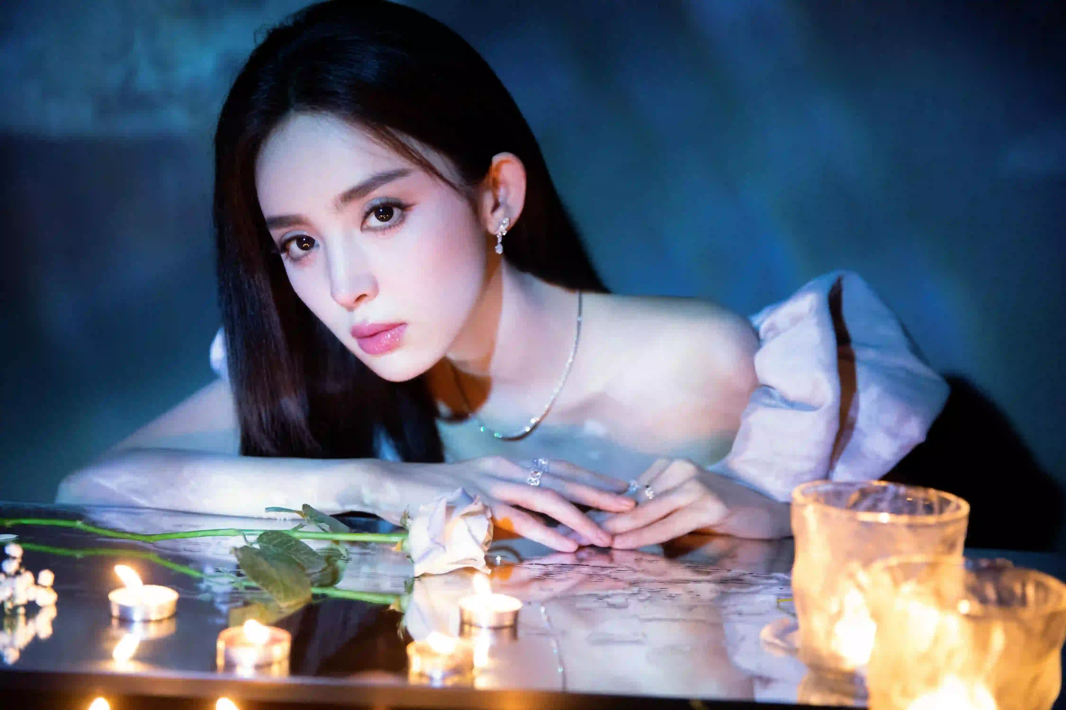 古力娜扎 长发美女 优雅 蜡烛