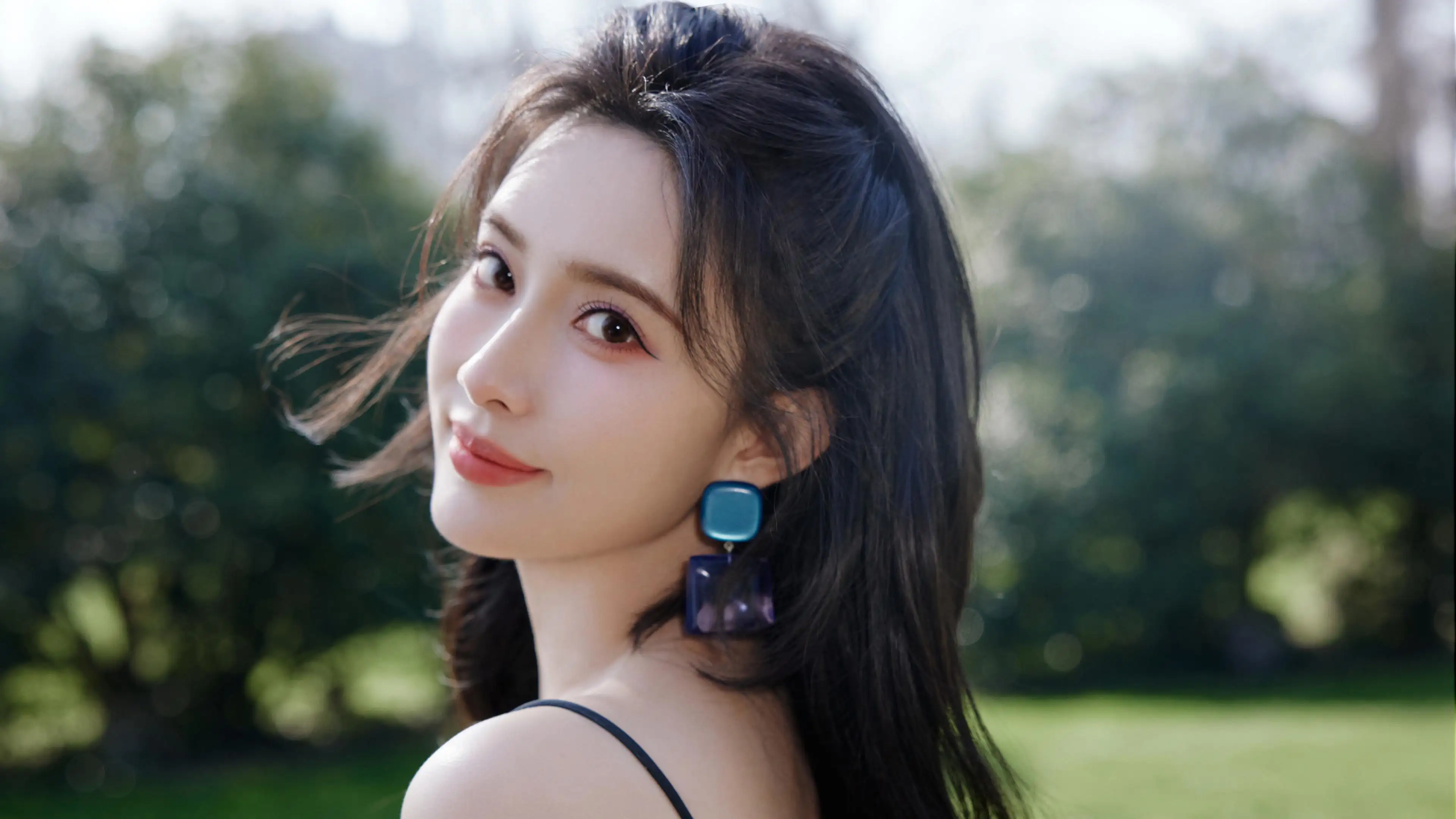 长发回头美女孟子义 4K壁纸