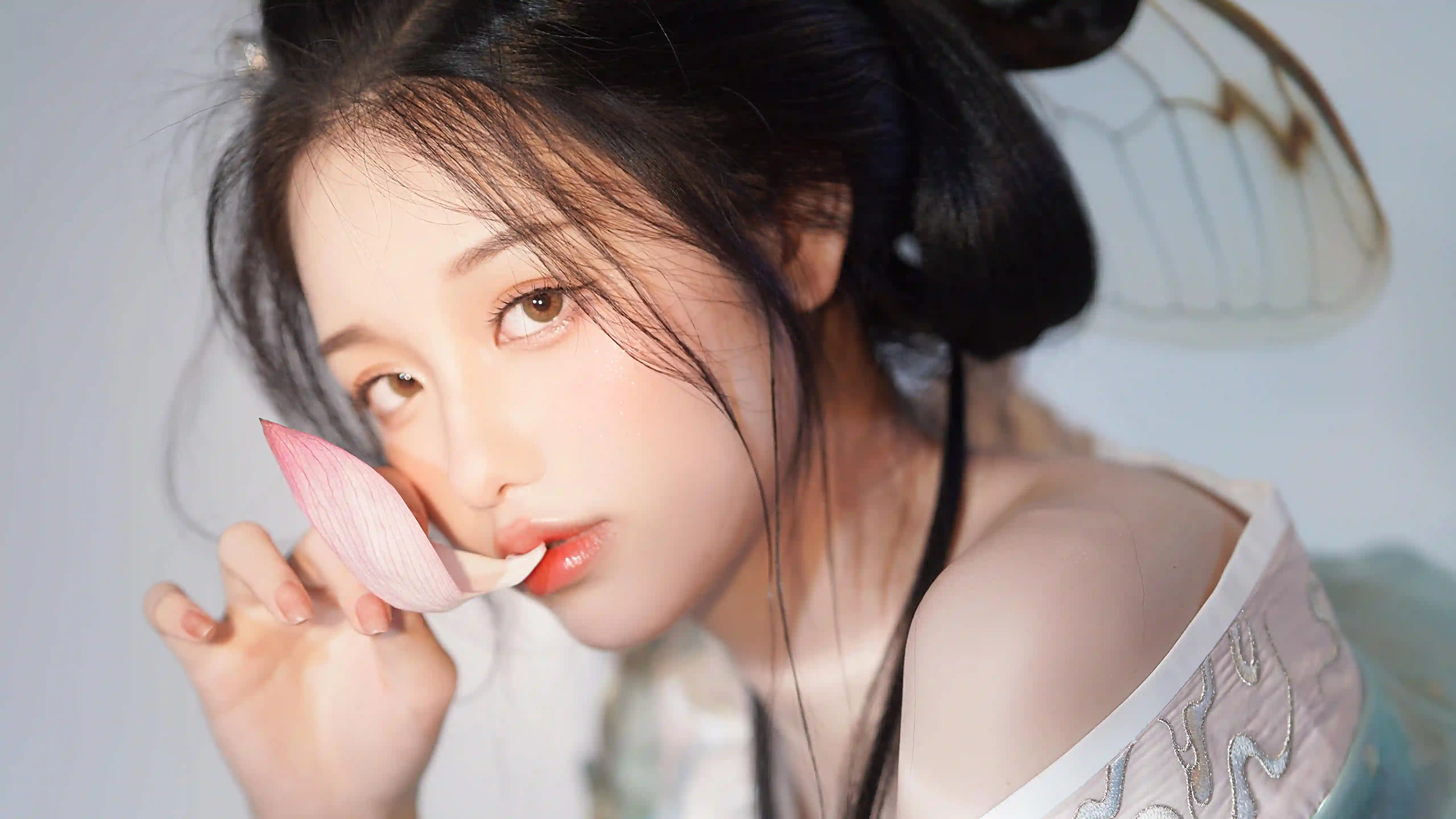 古装美女 长发古风美女 汉服装扮 荷花 花瓣