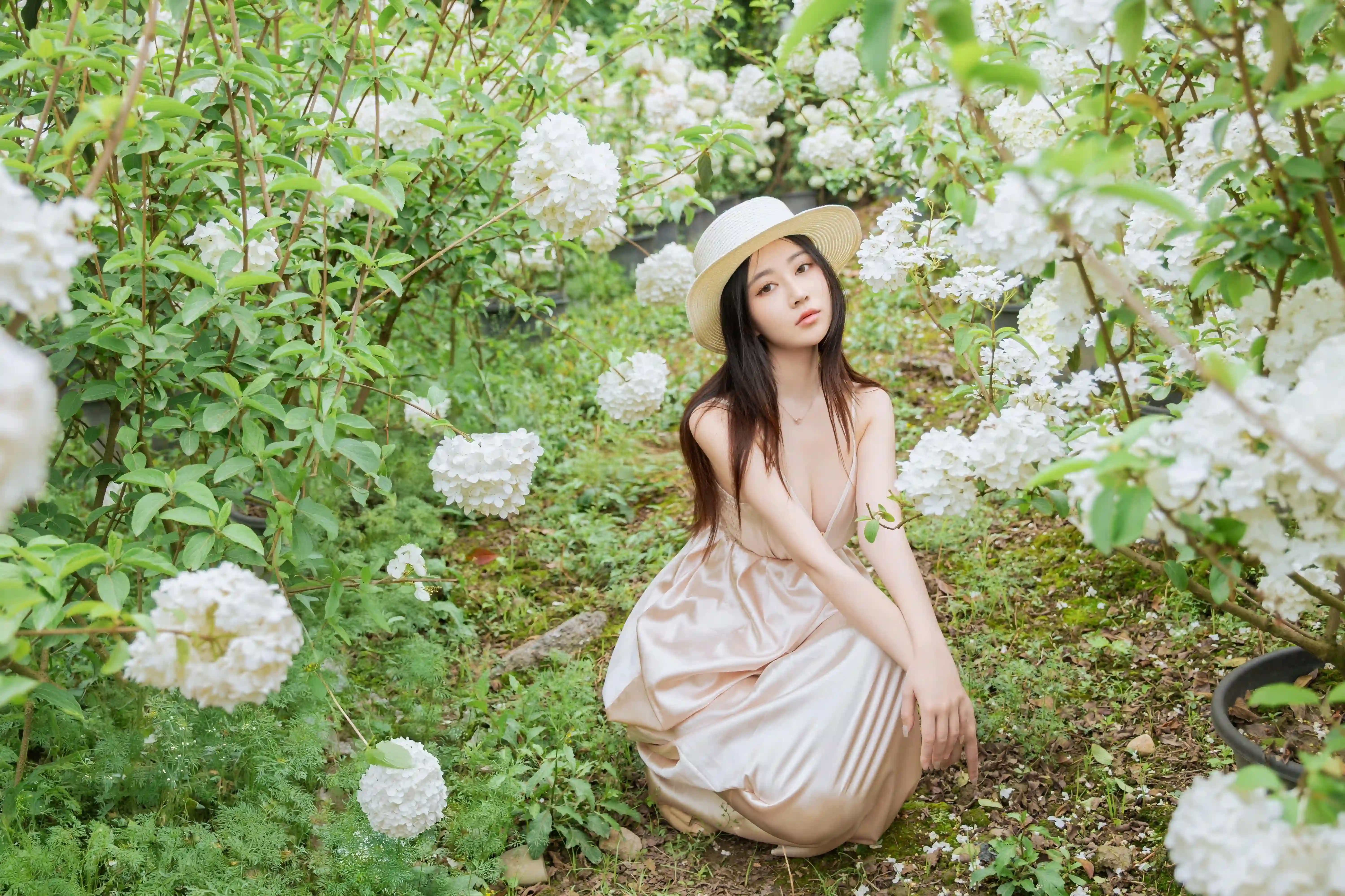 长发清纯美女 白色裙子 白色花朵 帽子 户外 