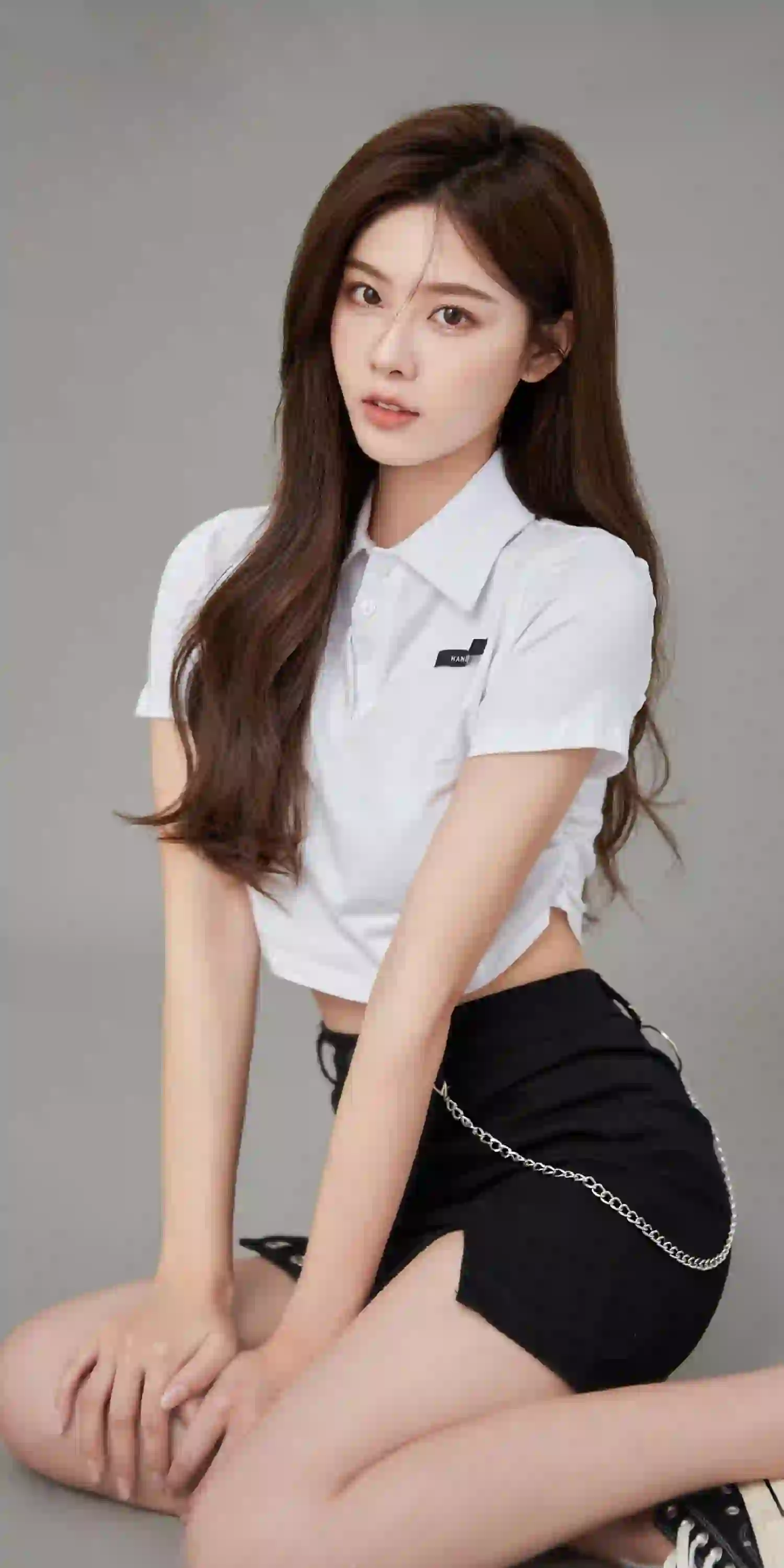 美女 长发美女 跪姿 白色衣服 黑色短裙 长腿