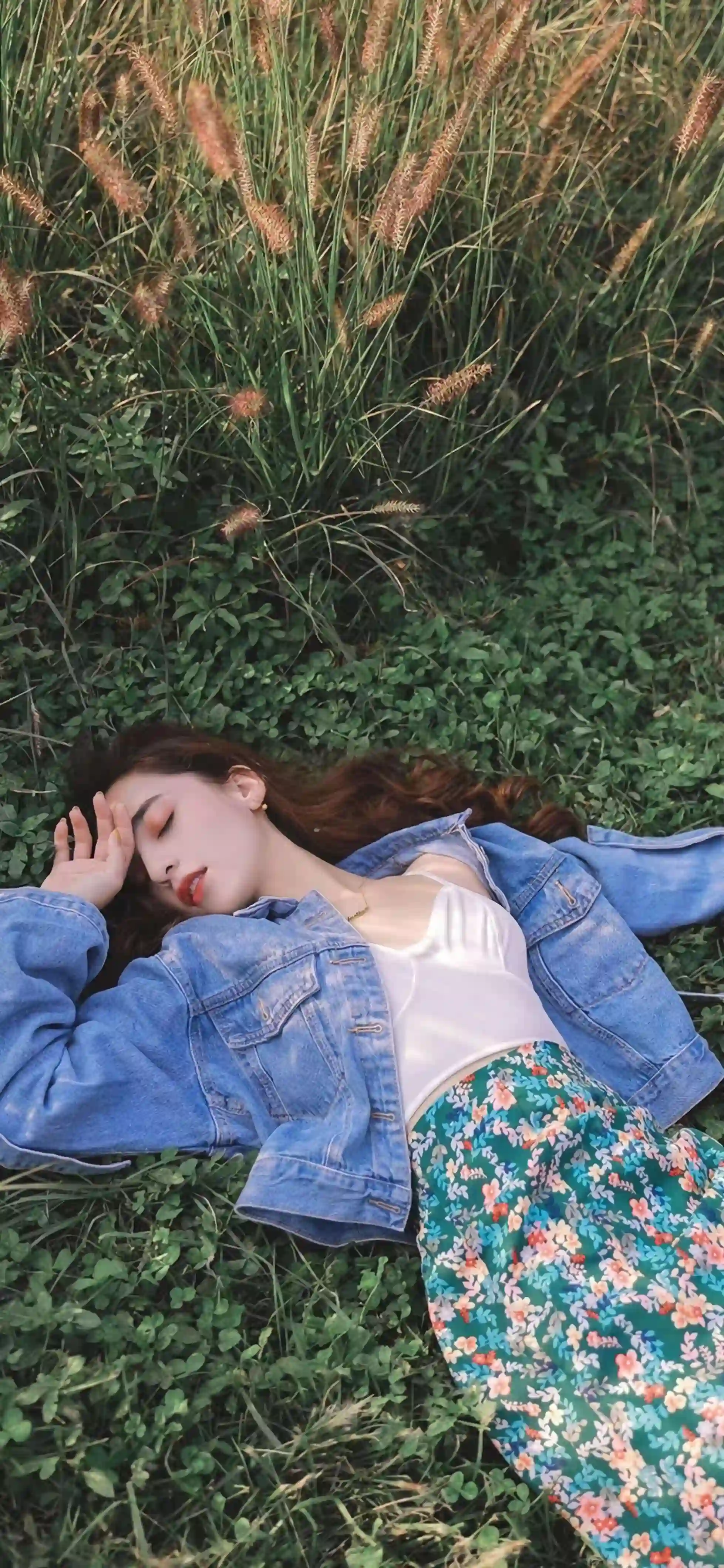 长发美女 碎花长裙 躺姿 牛仔衣服 户外 草地