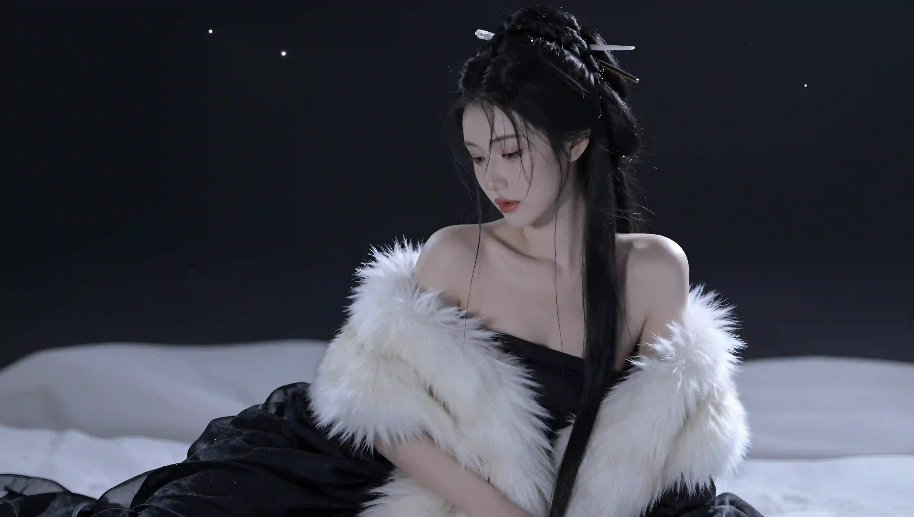 优雅 美女 古风 披肩 白色 床 背景