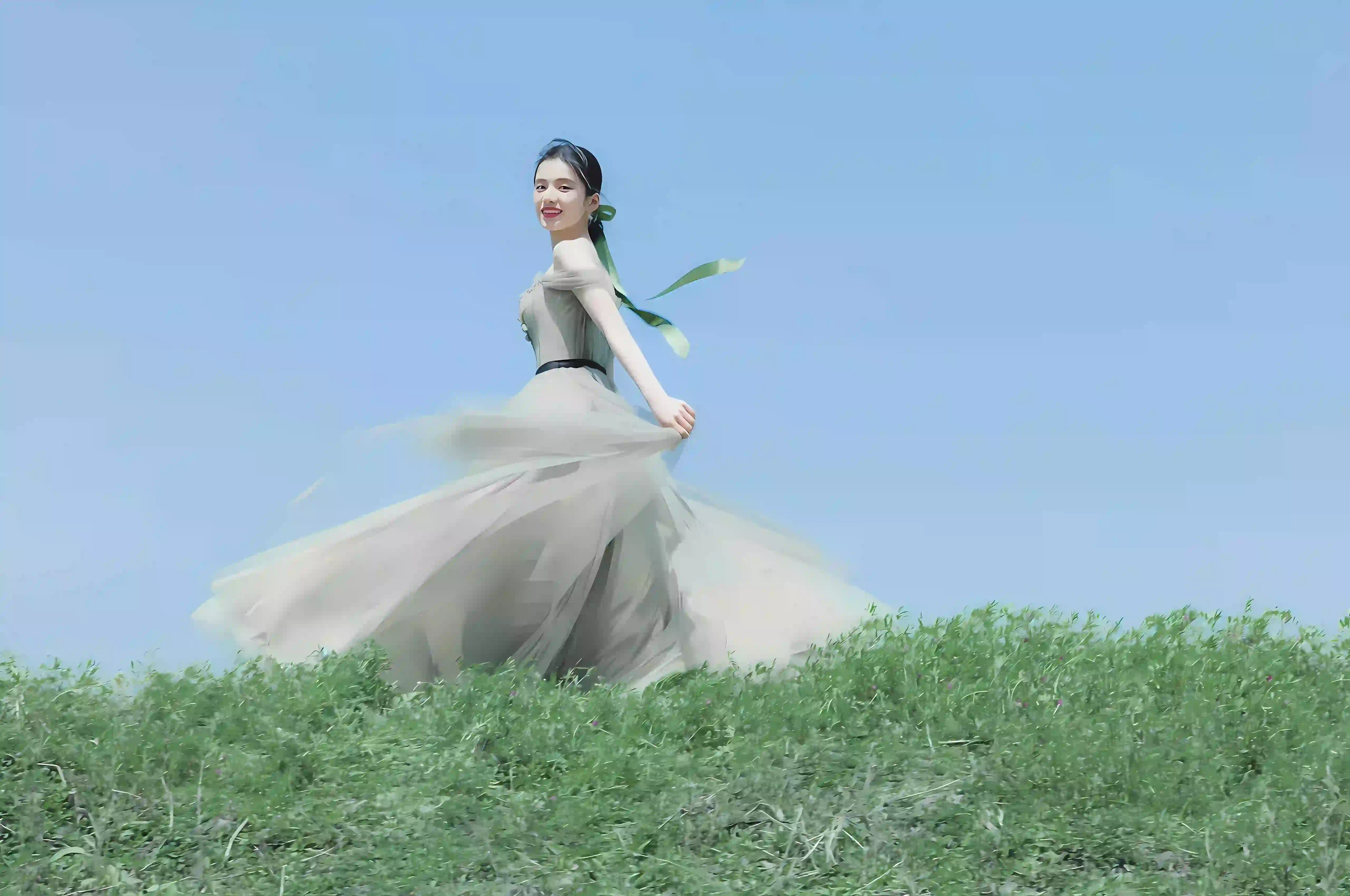 长发清纯美女 美女明星 张婧仪 草原