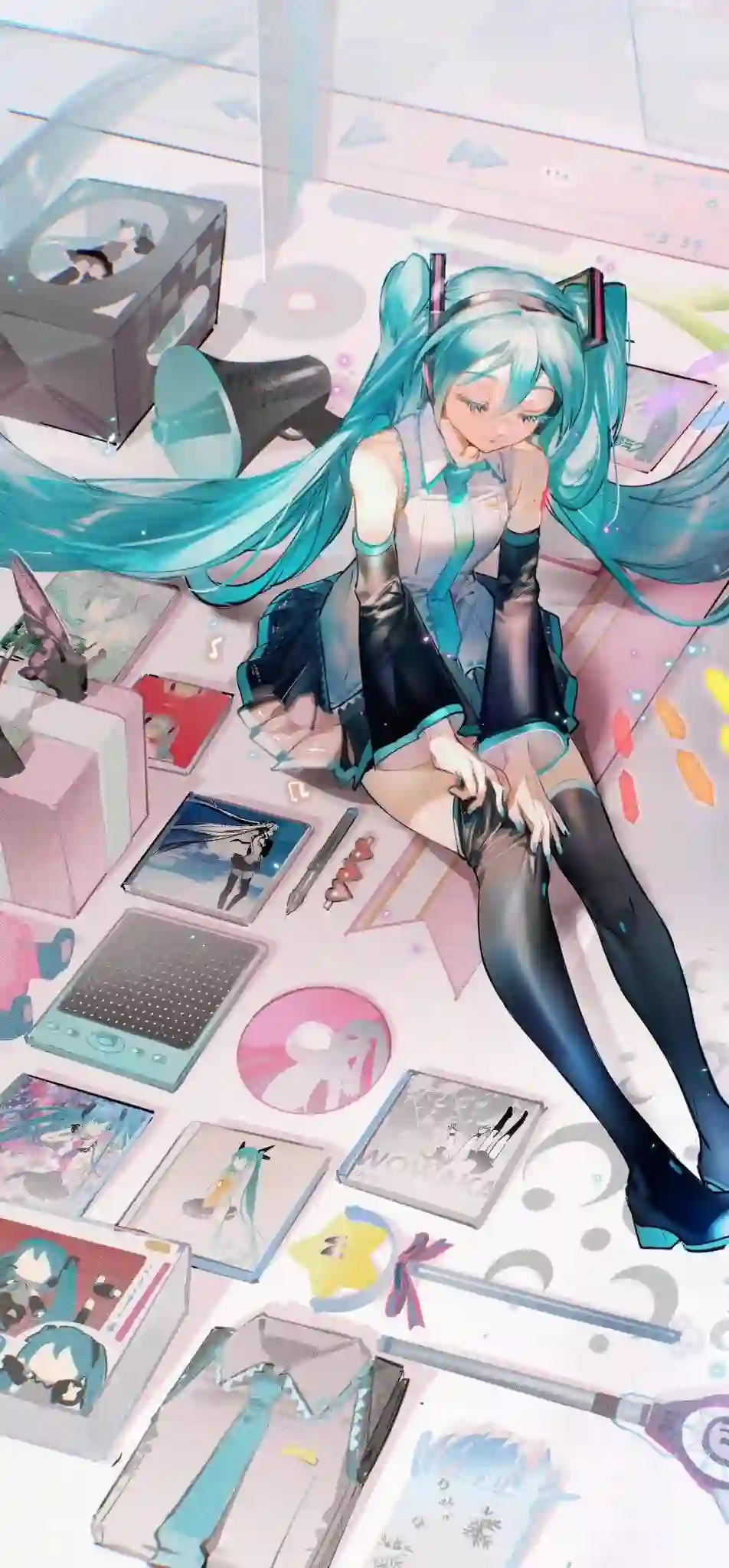 图片展示动漫角色初音未来坐在室内 周围散落着CD 耳机 扬声器等音乐相关物品 风格清新唯美
