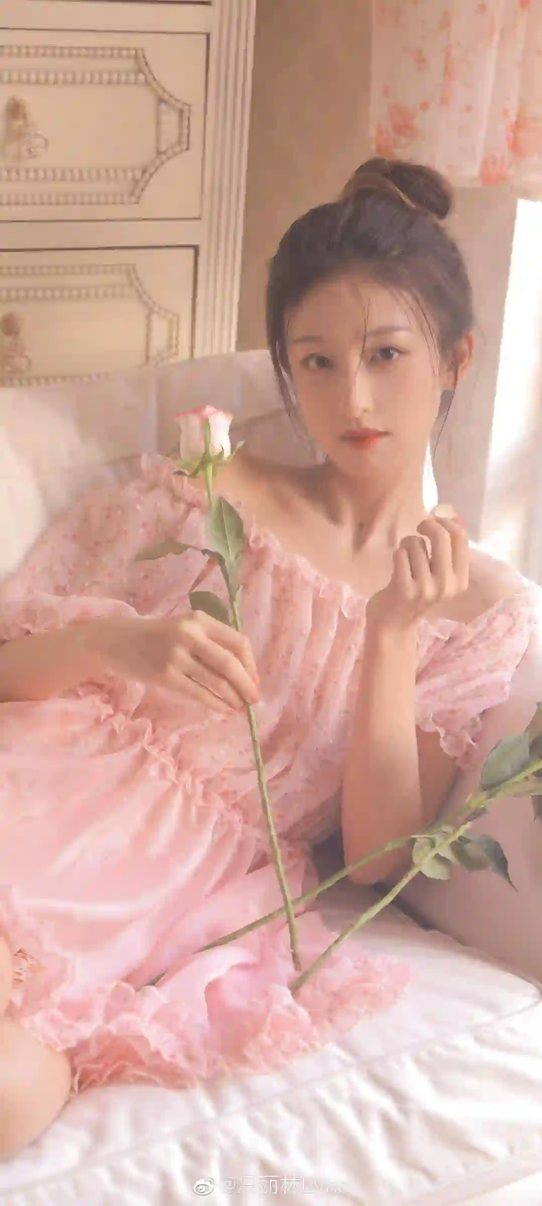 粉色裙子 居家写真 长发美女 手里拿着鲜花