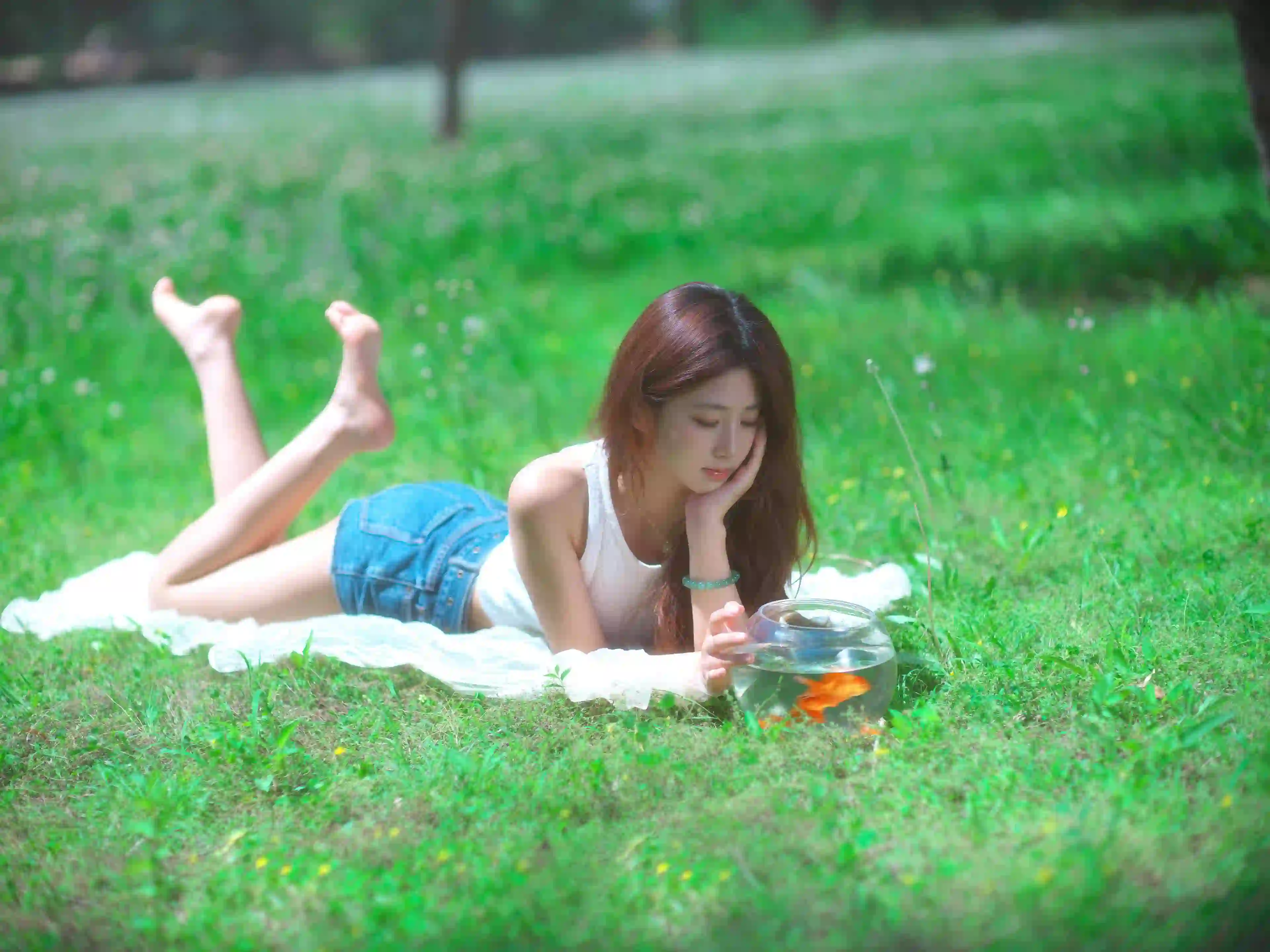 春天绿草地 美女 户外 唯美 绿色草坪