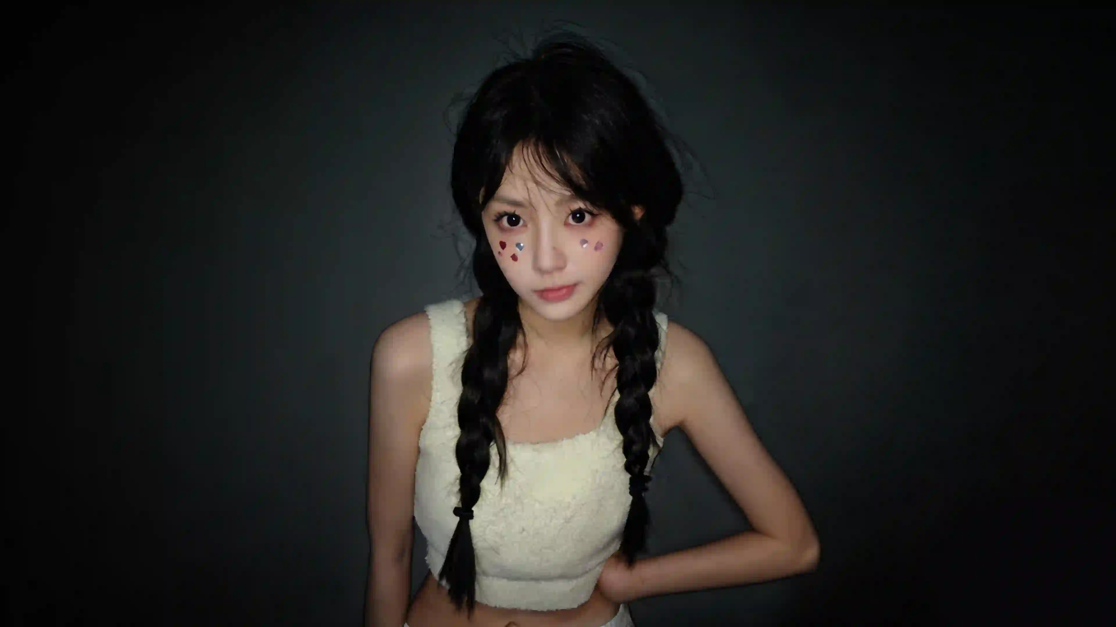 双马尾辫可爱美女 暗黑背景