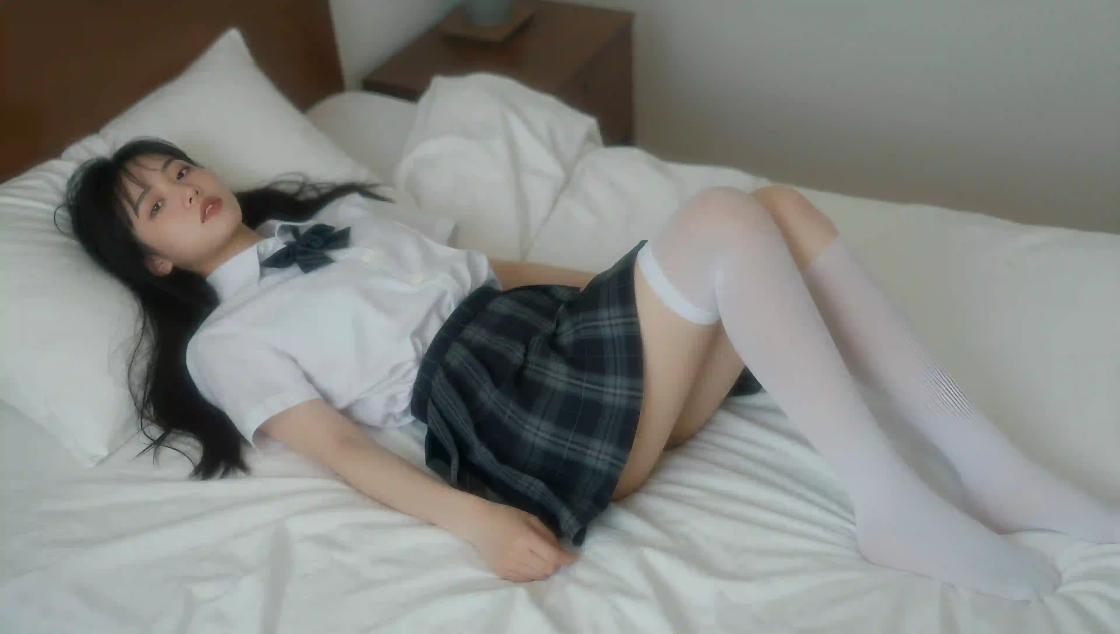 JK制服女孩 卧室躺姿 白色长袜 清纯甜美
