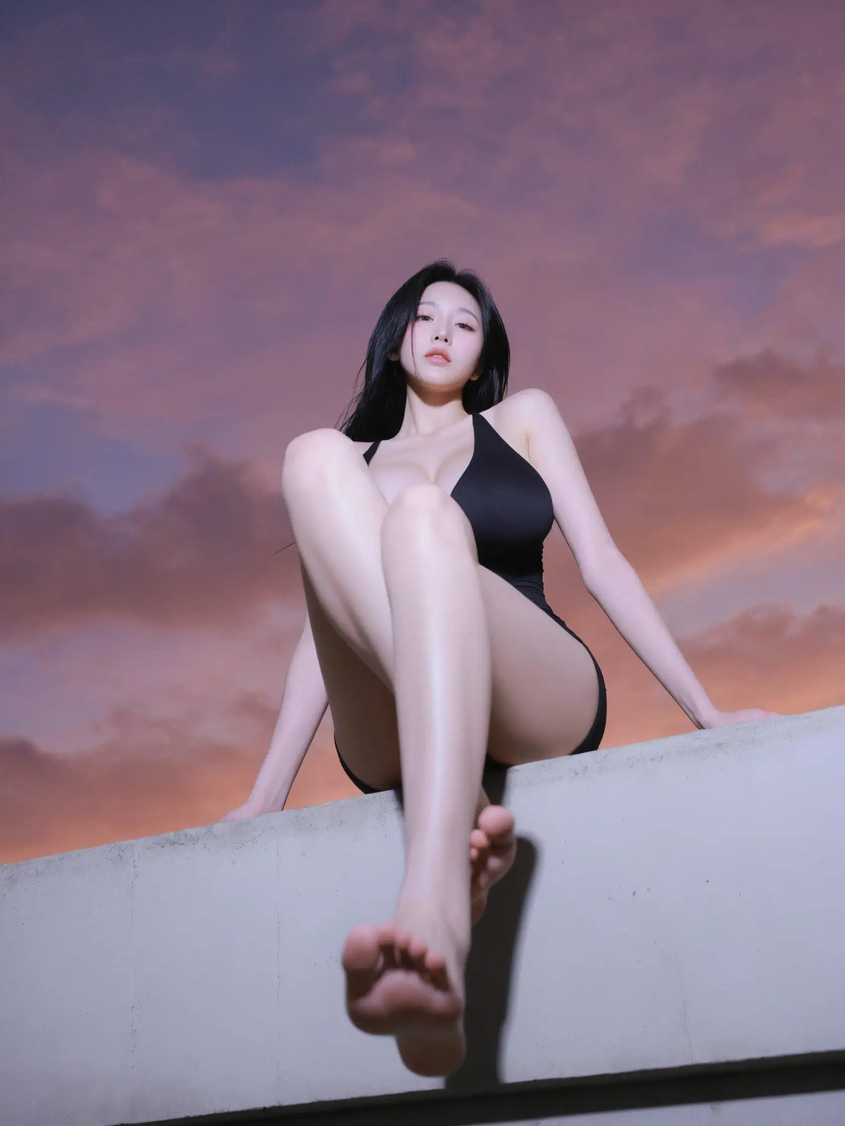 性感长腿黑色吊带美女