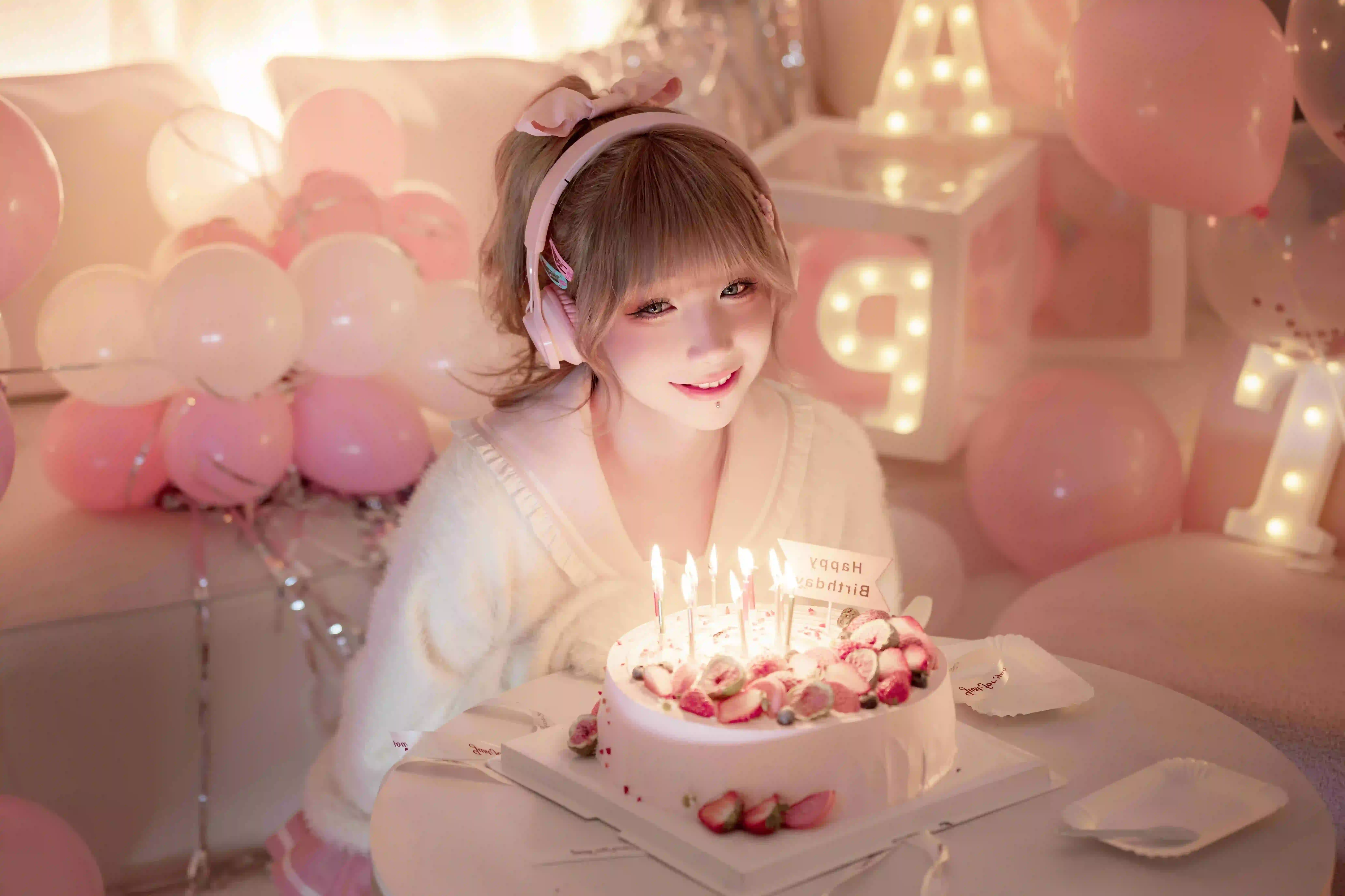 可爱女孩 生日蛋糕 温馨场景 气球