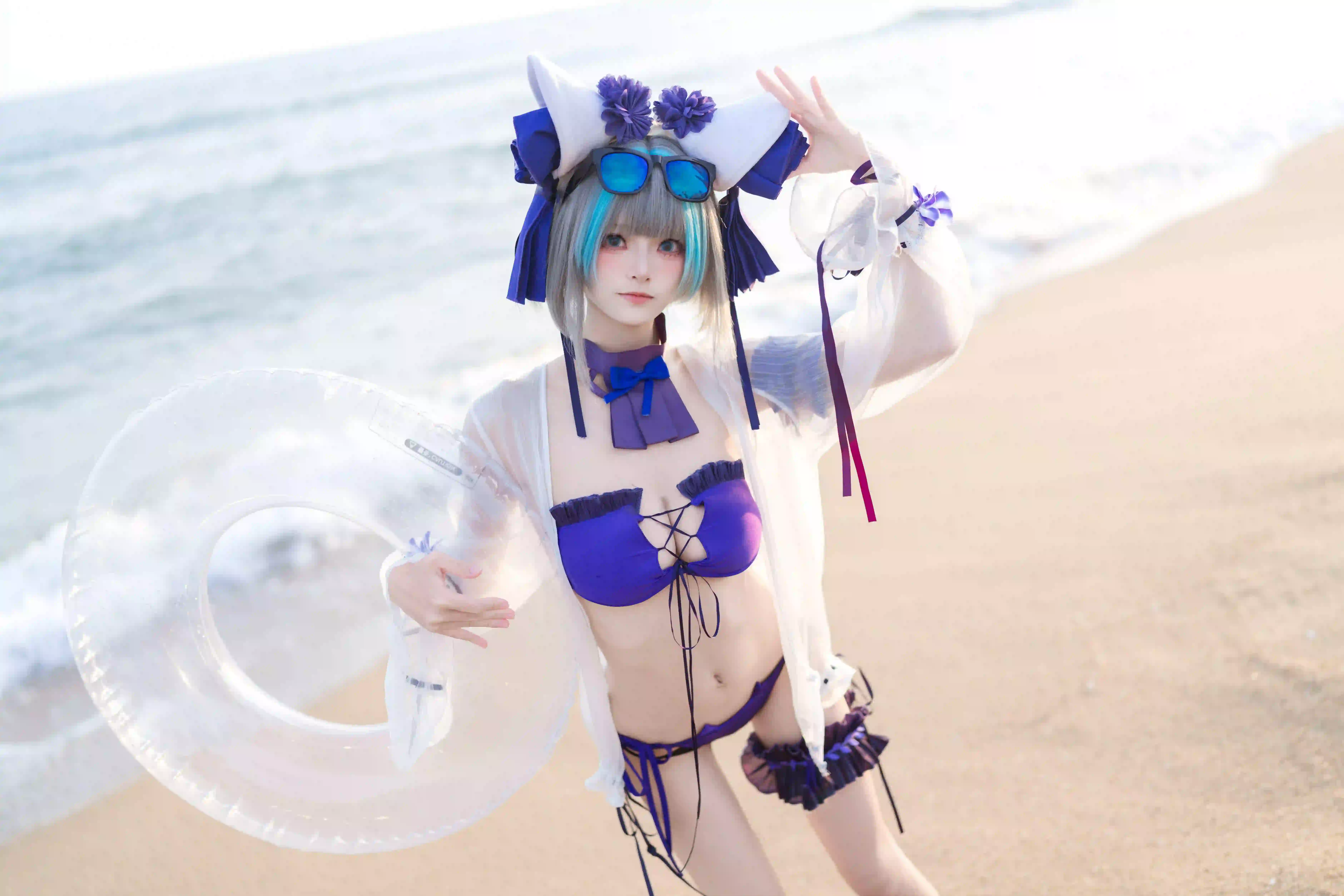 蓝色眼镜 户外 性感美女 白色衣服 海洋 沙滩 个性