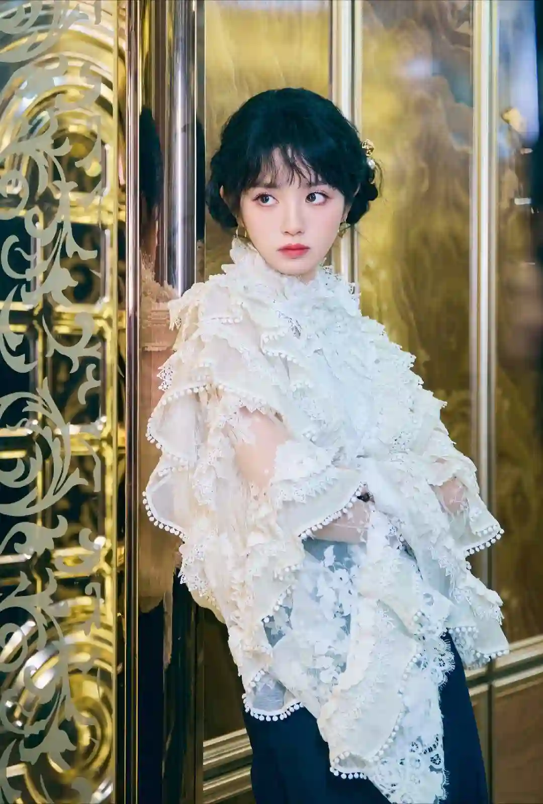 长发美女 个性穿搭 白色衣服 牛仔裤 明星 田曦薇