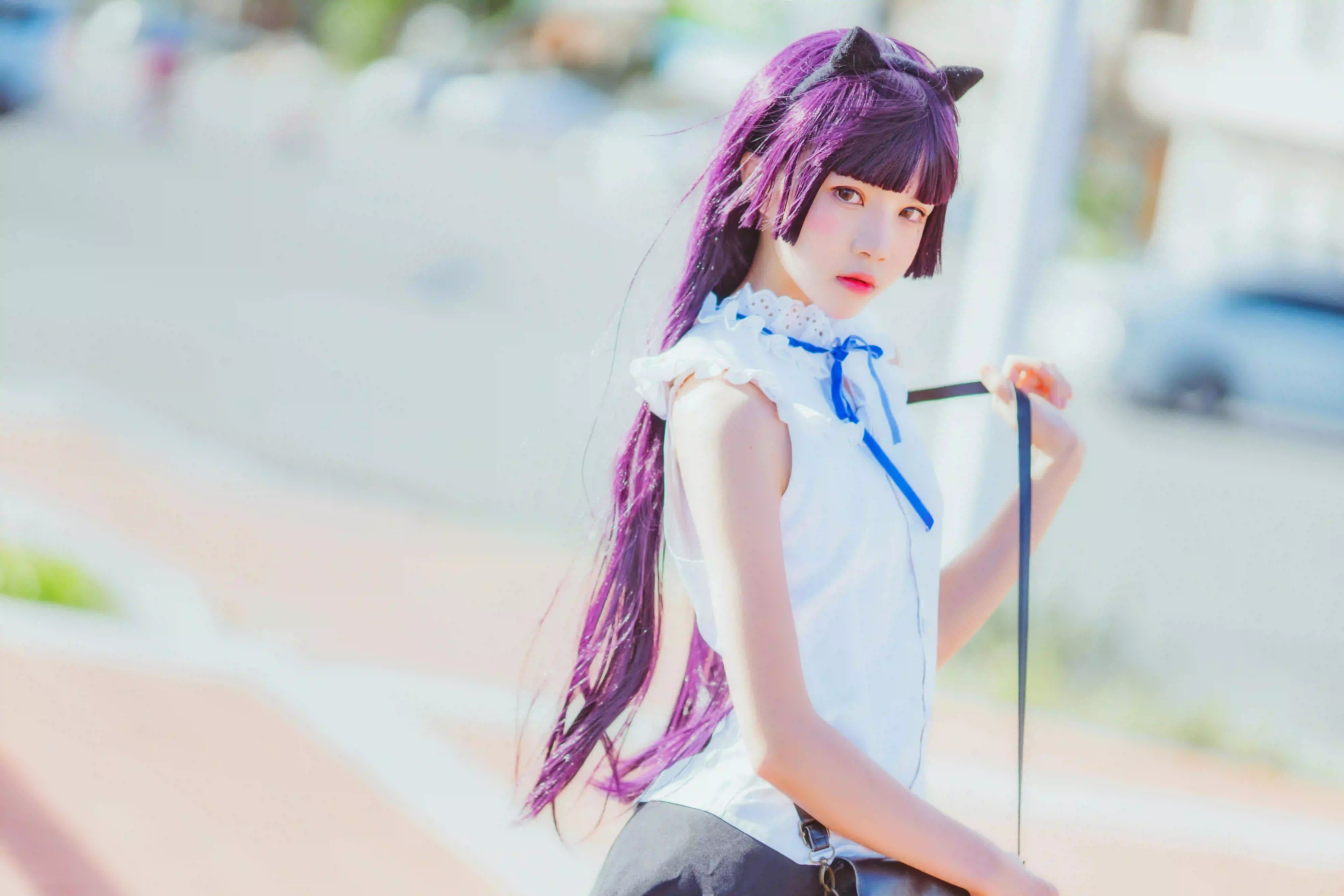 长发美女 户外 白色衣服 黑色短裙 黑丝美腿 猫耳装饰