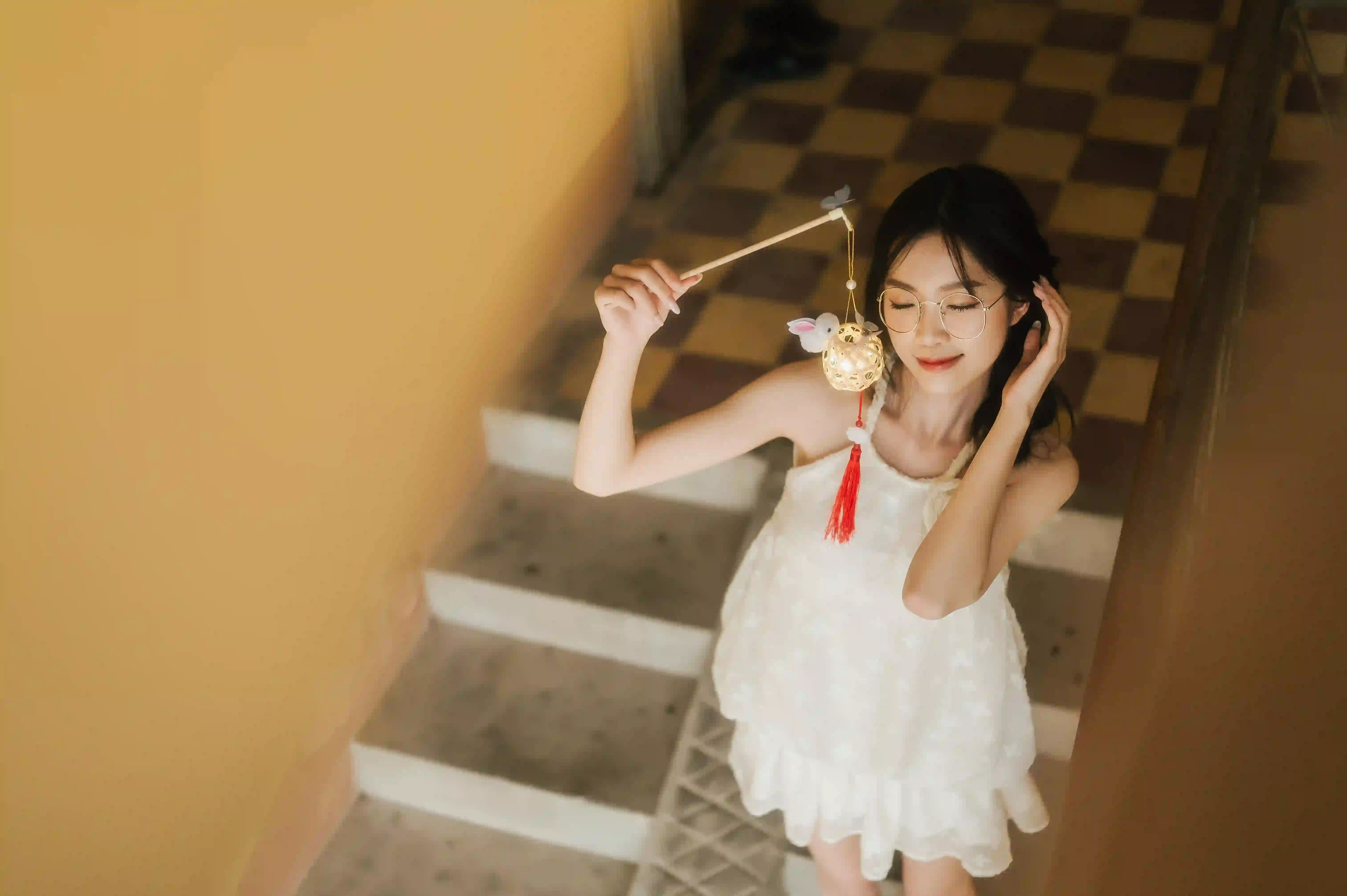 眼镜美女 白色短裙 可爱 