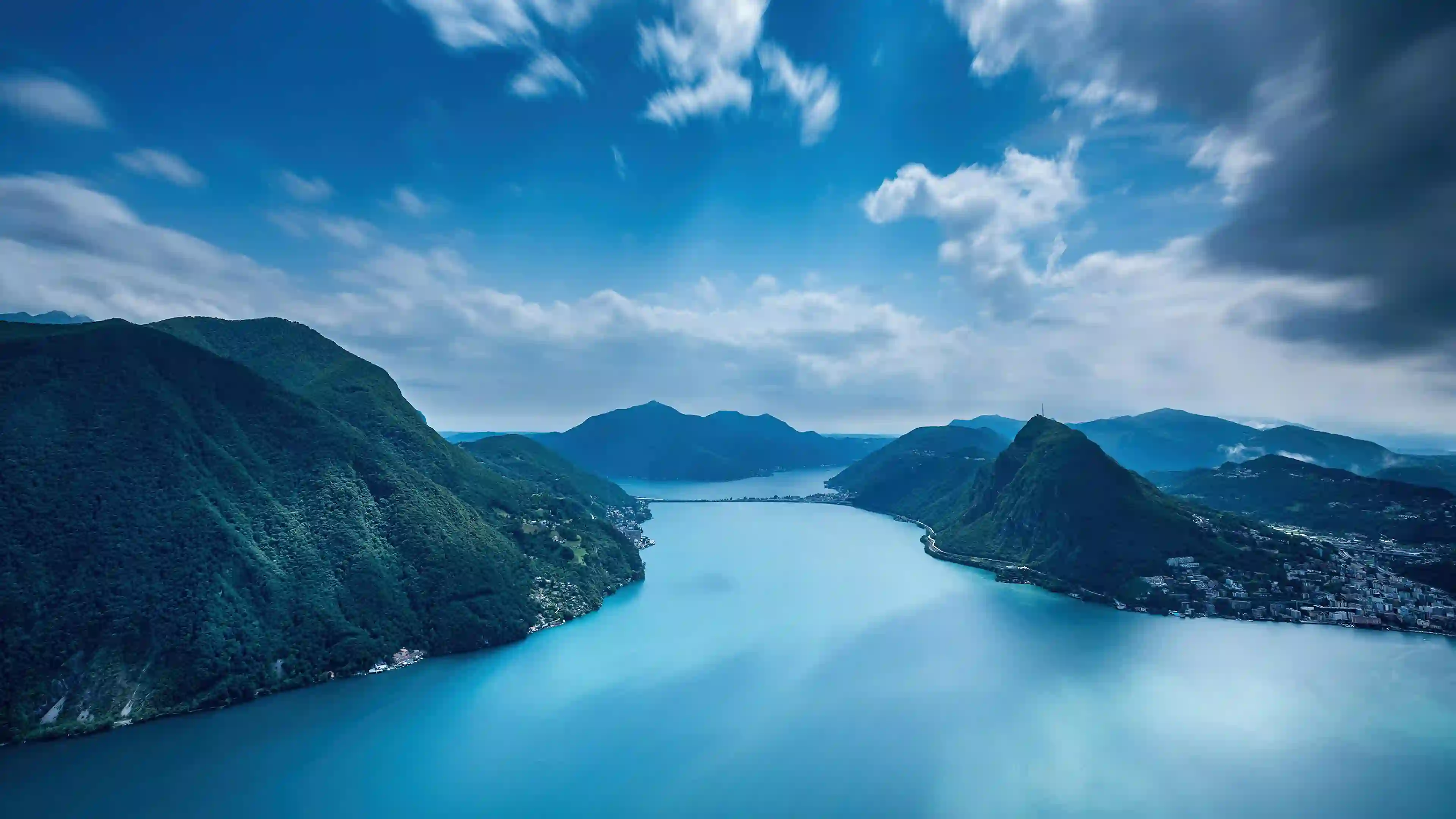 蓝色湖泊 翠绿山脉 航拍 风景 全景 自然风光
