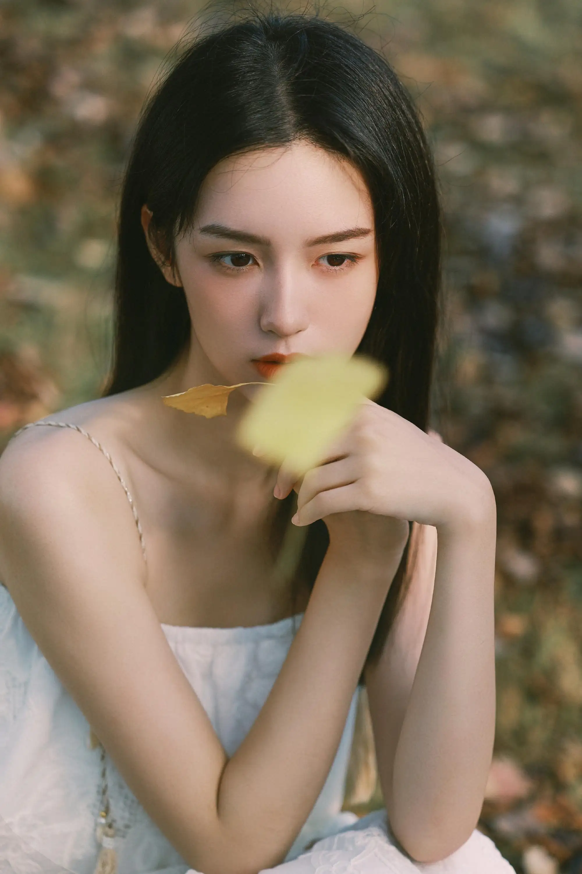 长发美女 吊带美女 白色裙子 枫叶 唯美