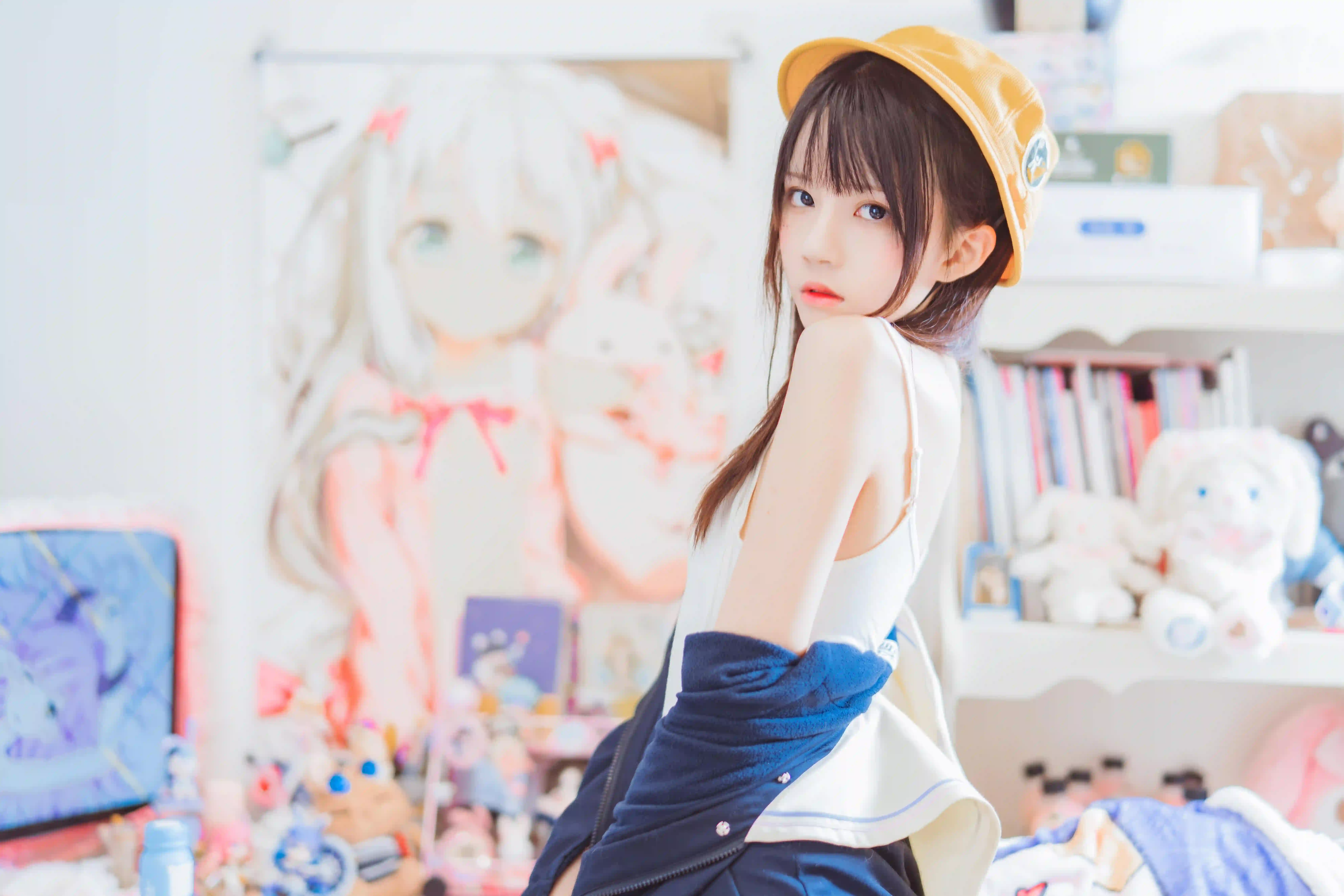 小黄帽子 居家 长发可爱女孩 吊带 白色衣服