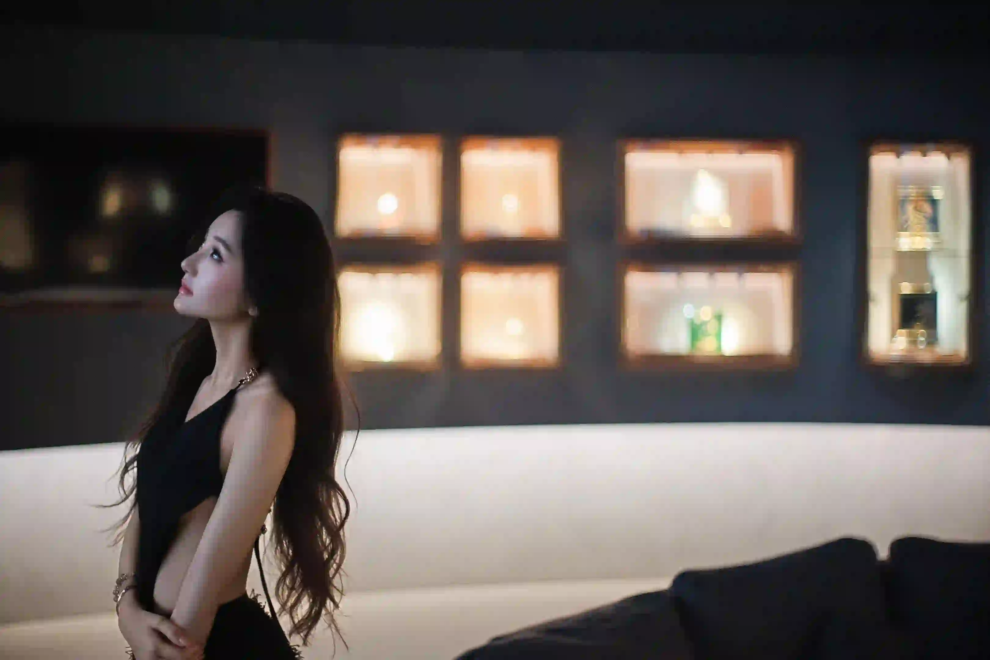 长发美女 吊带穿搭 写真 漏肩