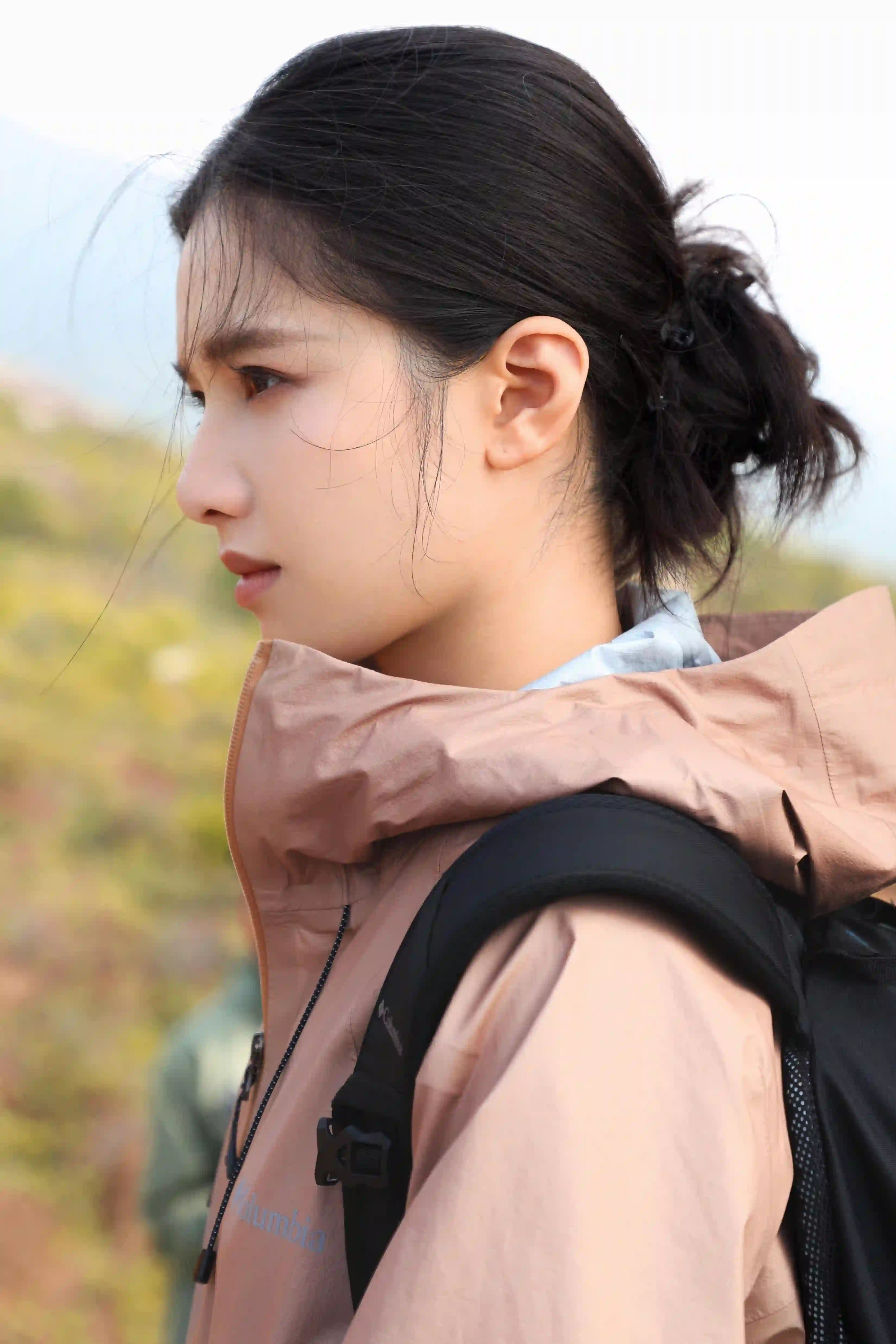 张婧仪  户外 双肩包 长发美女
