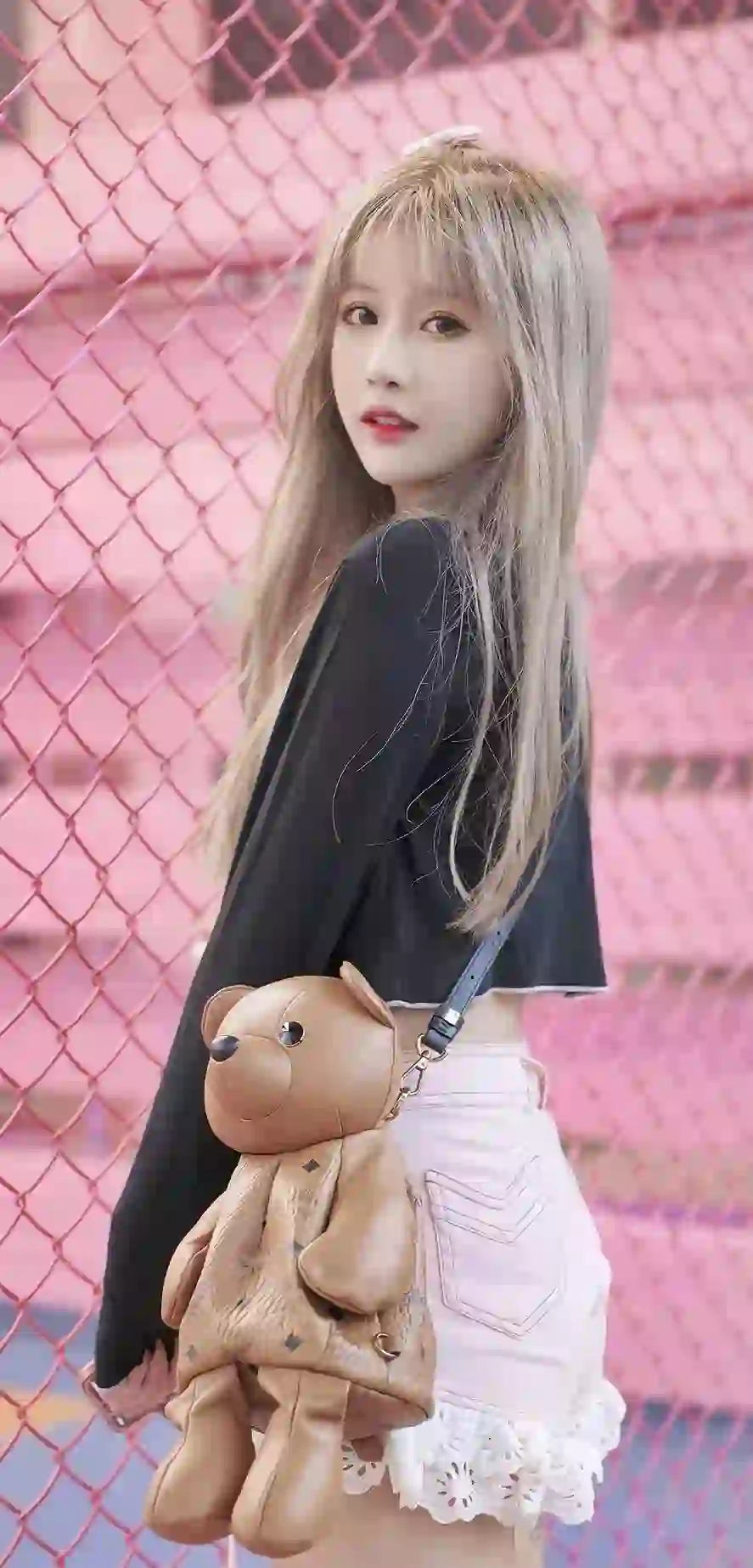 长发美女 可爱小熊背包
