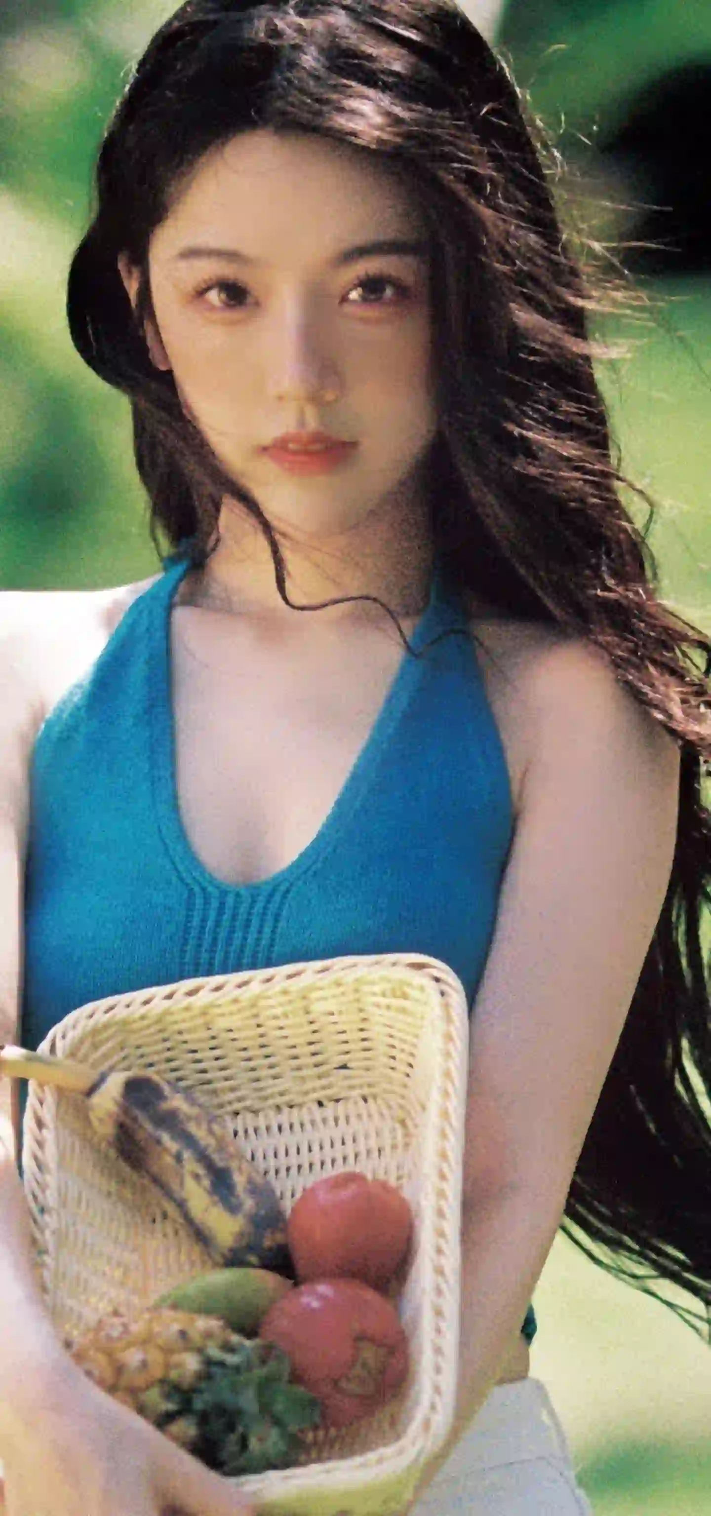 水果 蓝色衣服 长发清纯美女
