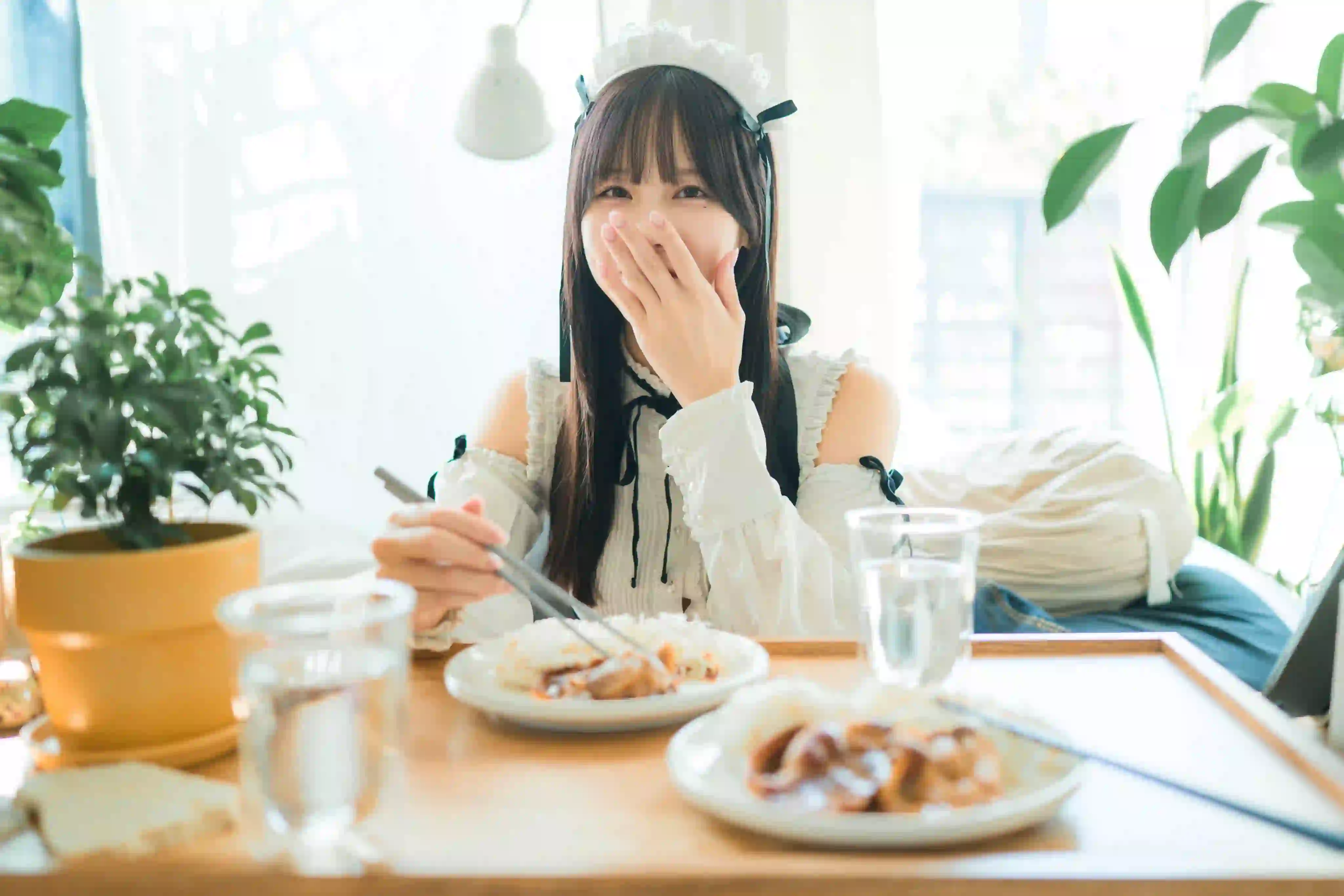 长发美女 女仆穿搭 甜美女孩 捂嘴笑 