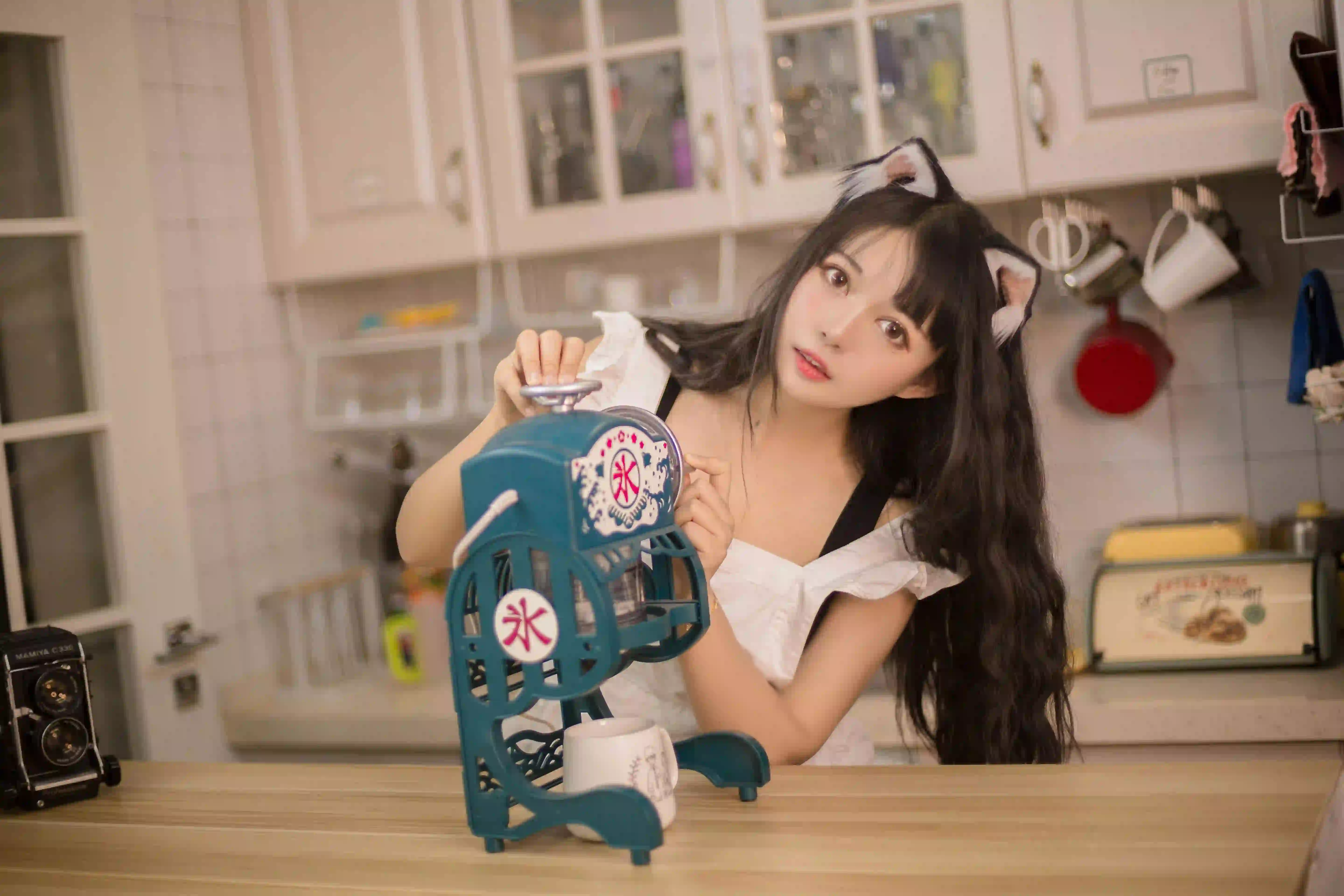 长发美女 猫耳女孩 居家 可爱 制冰机