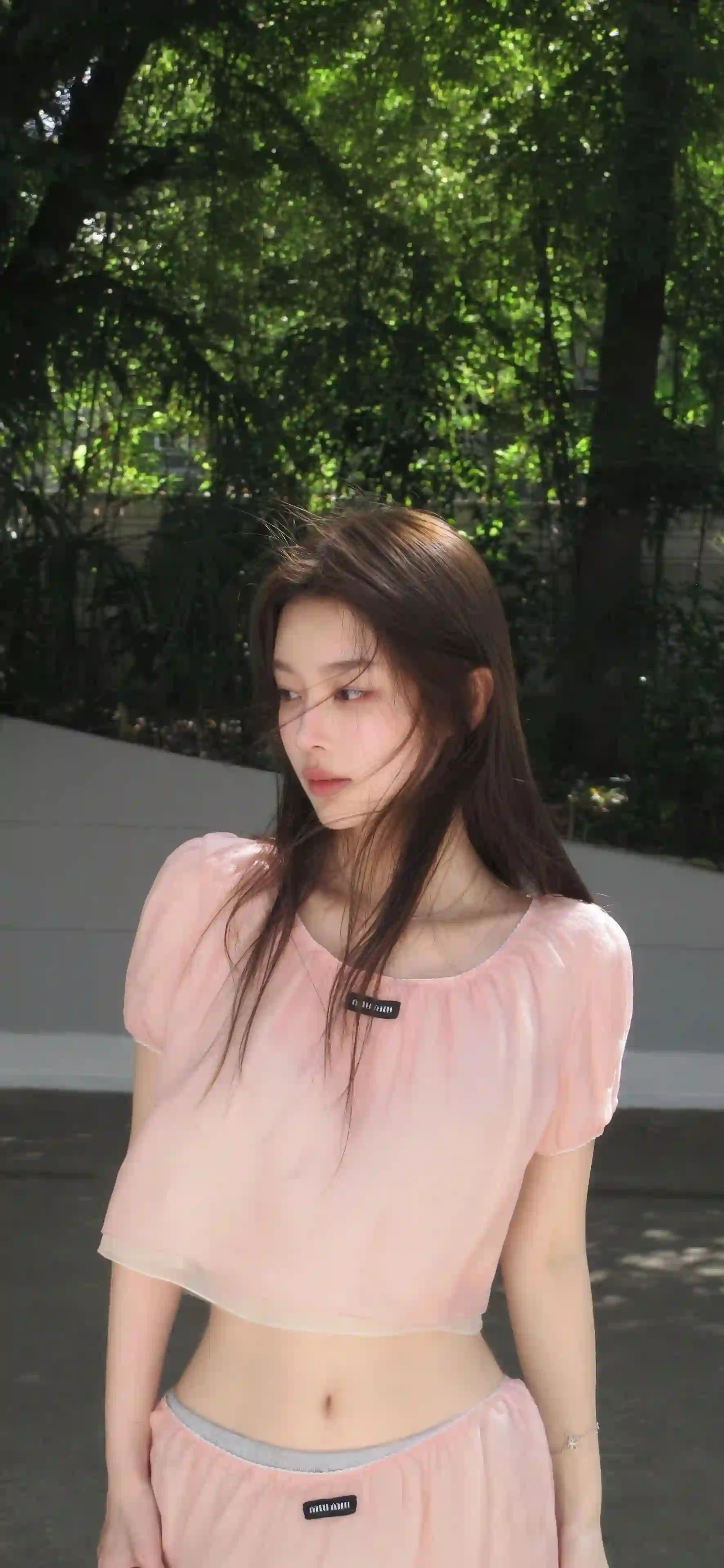 长发美女 公园 粉红色上衣 微风