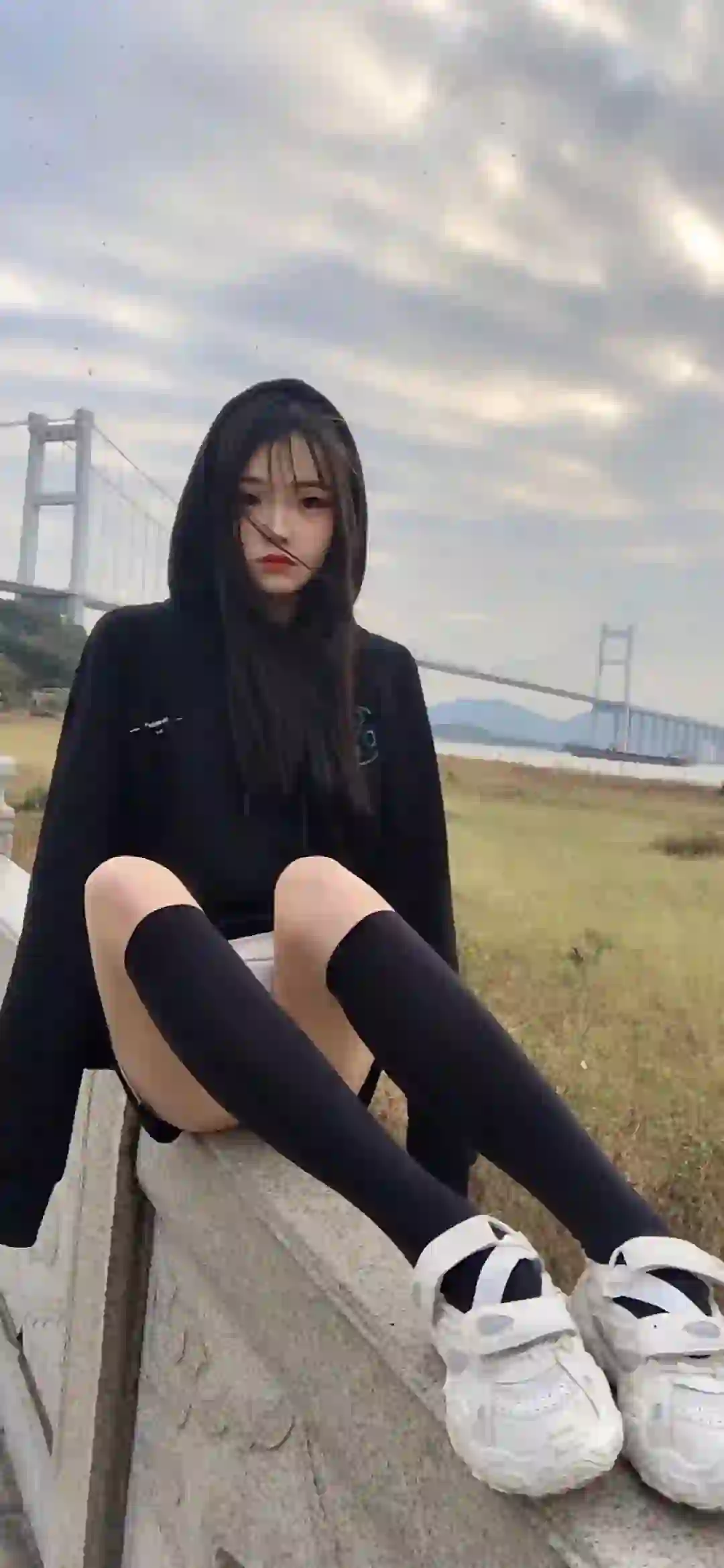 长腿丝袜美女 户外写真 黑色衣服