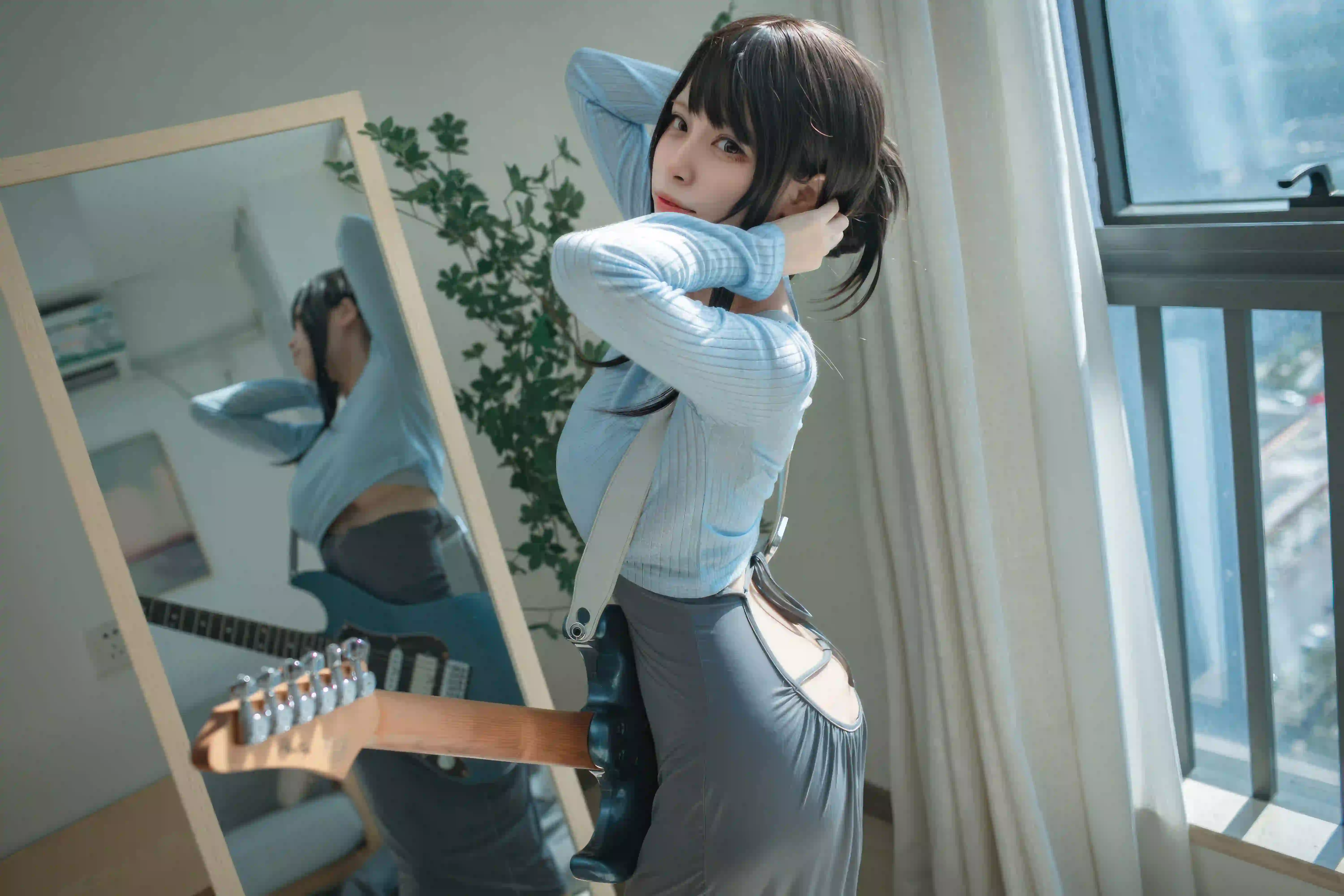 长发女孩 蓝色衣服 吉他 性感姿势