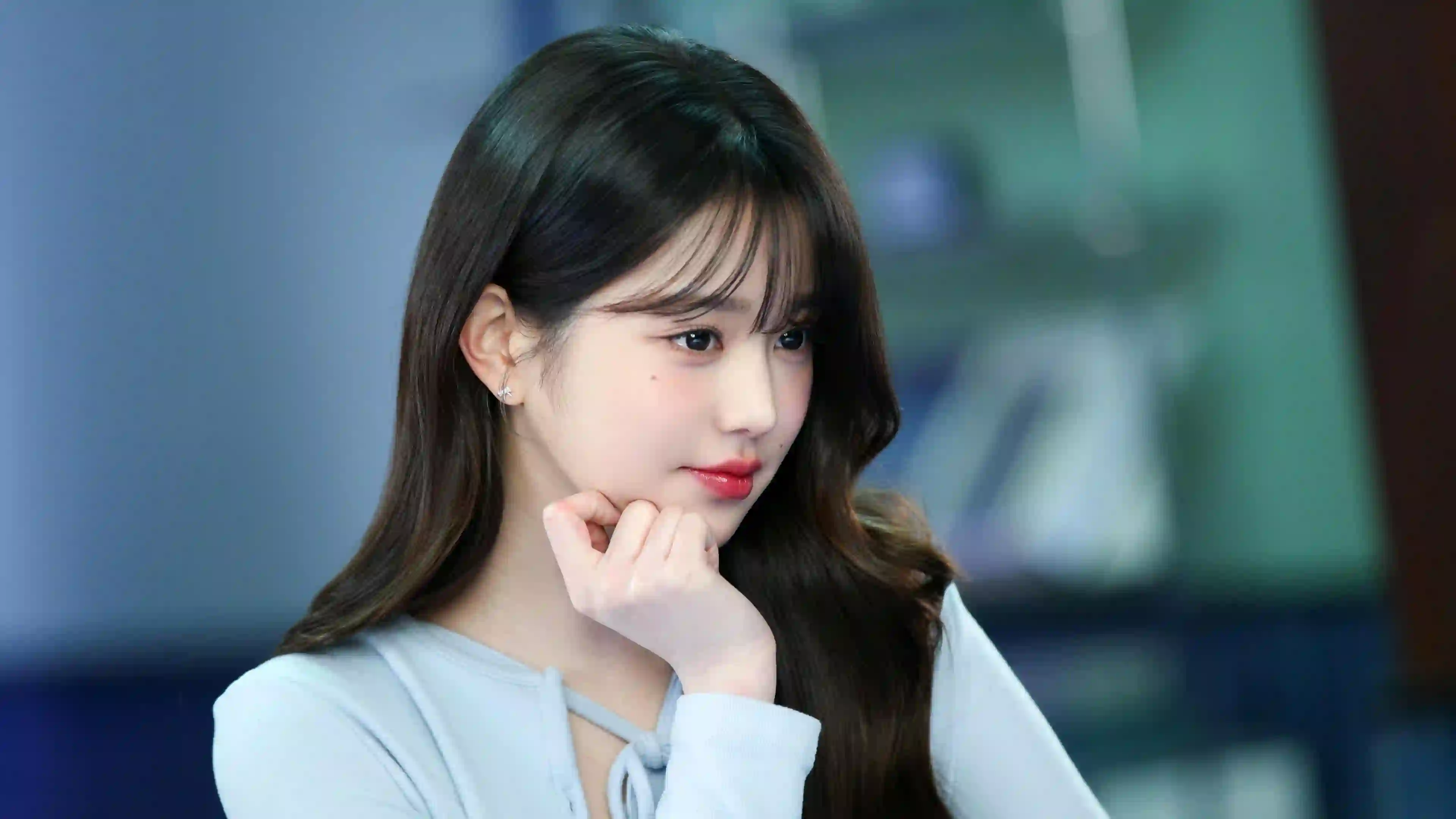 美女明星 张元英 长发美女 微笑 托腮 