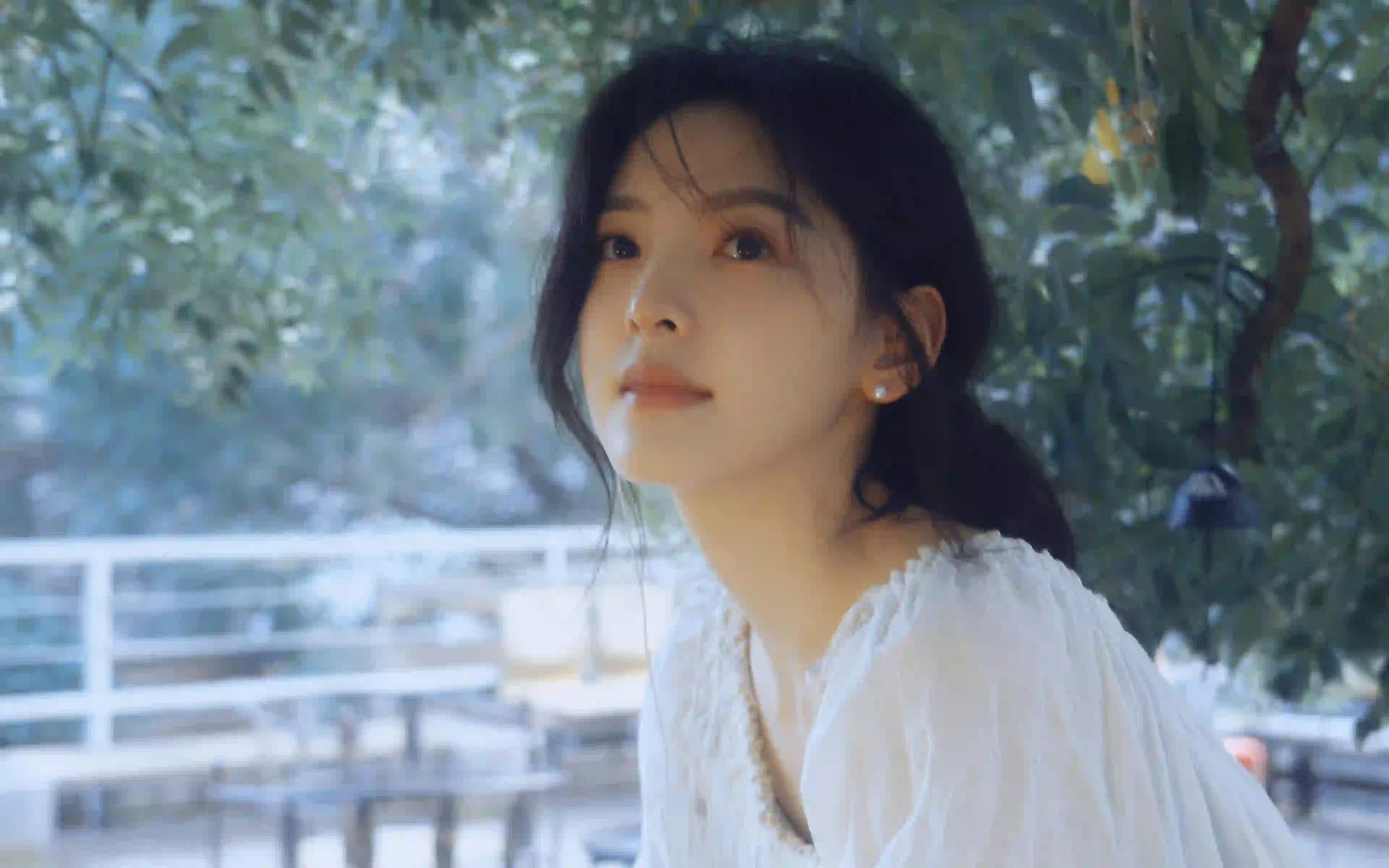 章若楠 白色裙子 清新 4K高清壁纸美女 树木 
