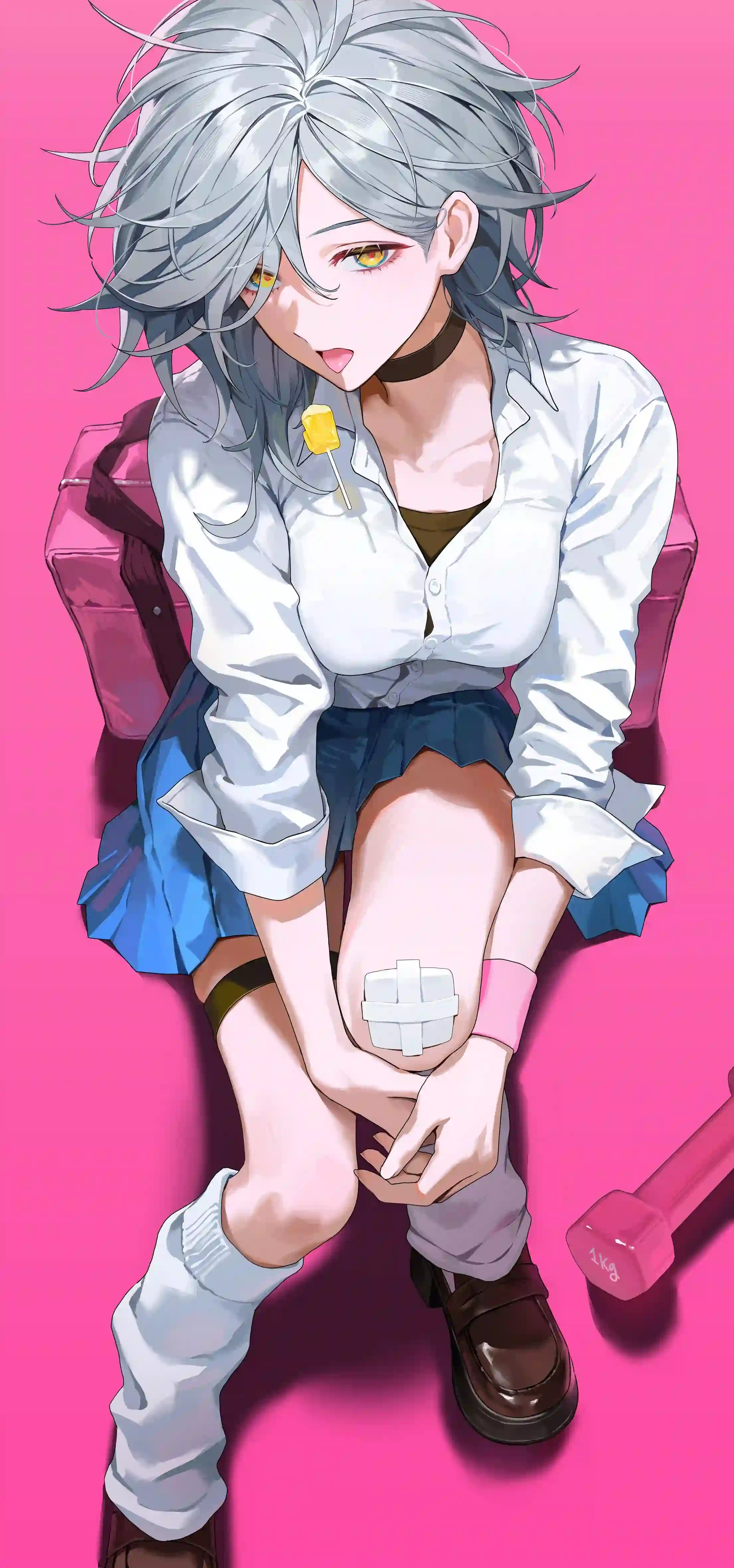 短发动漫女孩 粉红色背景 健身 受伤