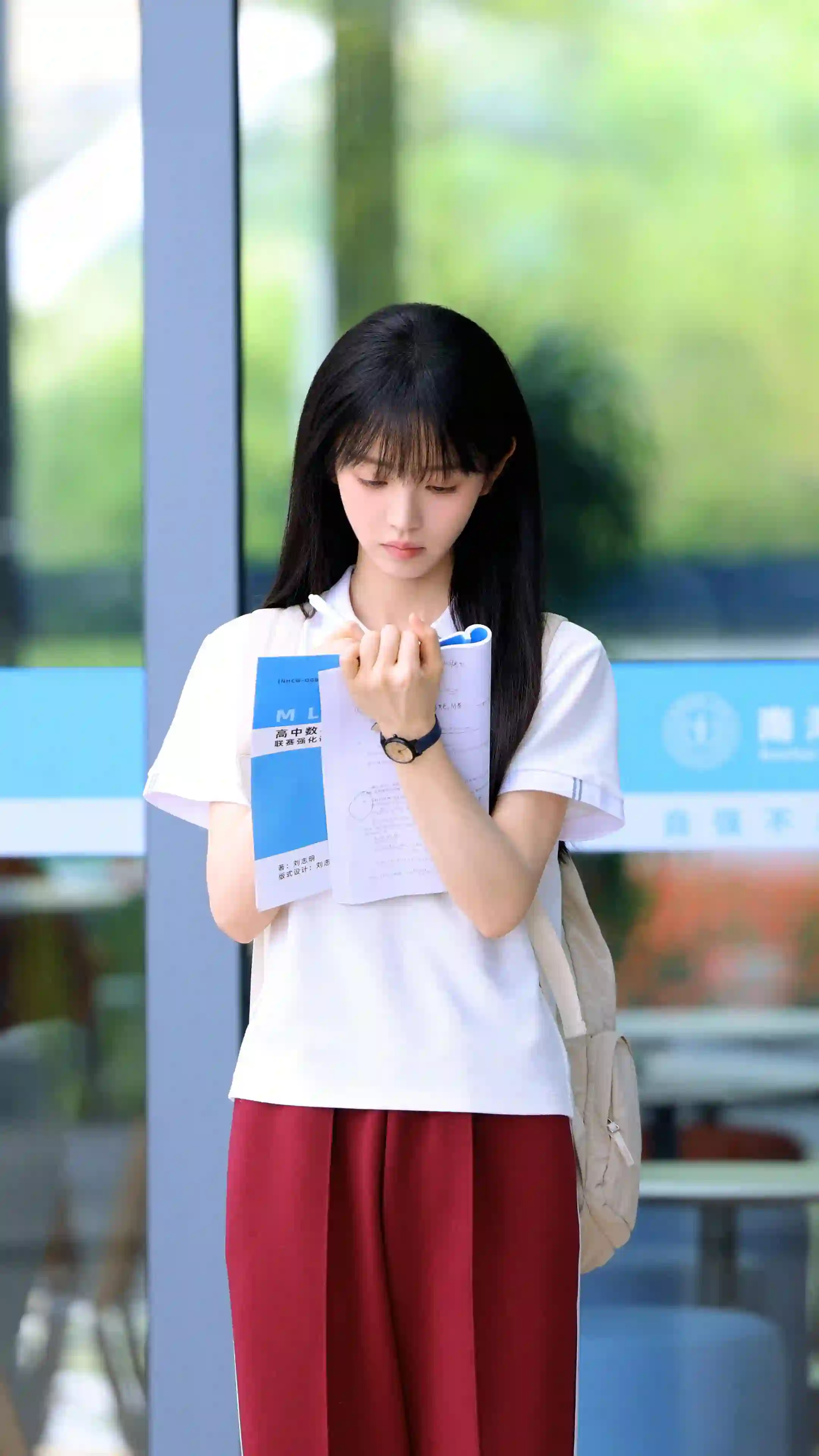 校园清纯美女田曦薇 红色裤子 白色T恤