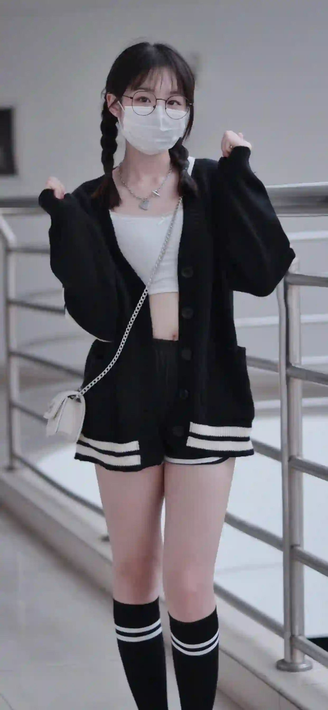 黑色开衫 白色吊带 双麻花辫 眼镜少女 黑白穿搭 学院风