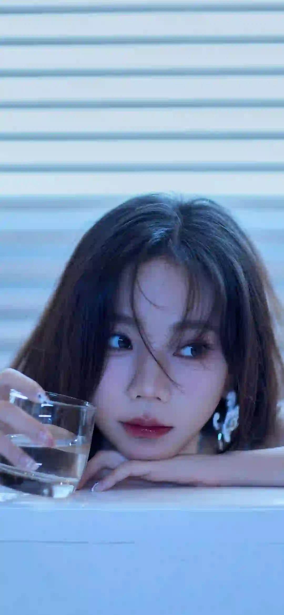 可爱女孩 喝水 长发清纯美女