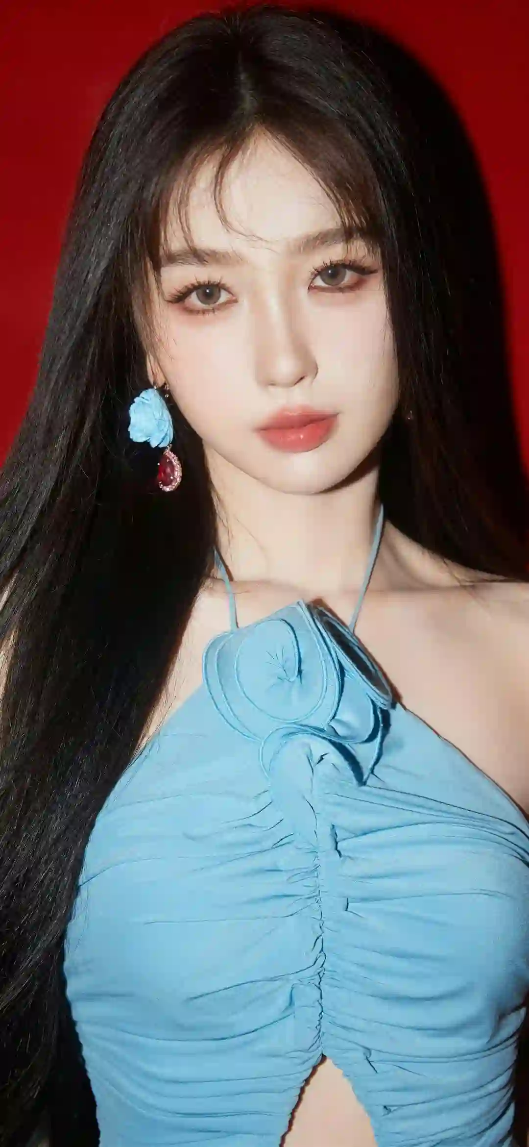 美女明星  虞书欣 蓝色耳坠 蓝色裙子