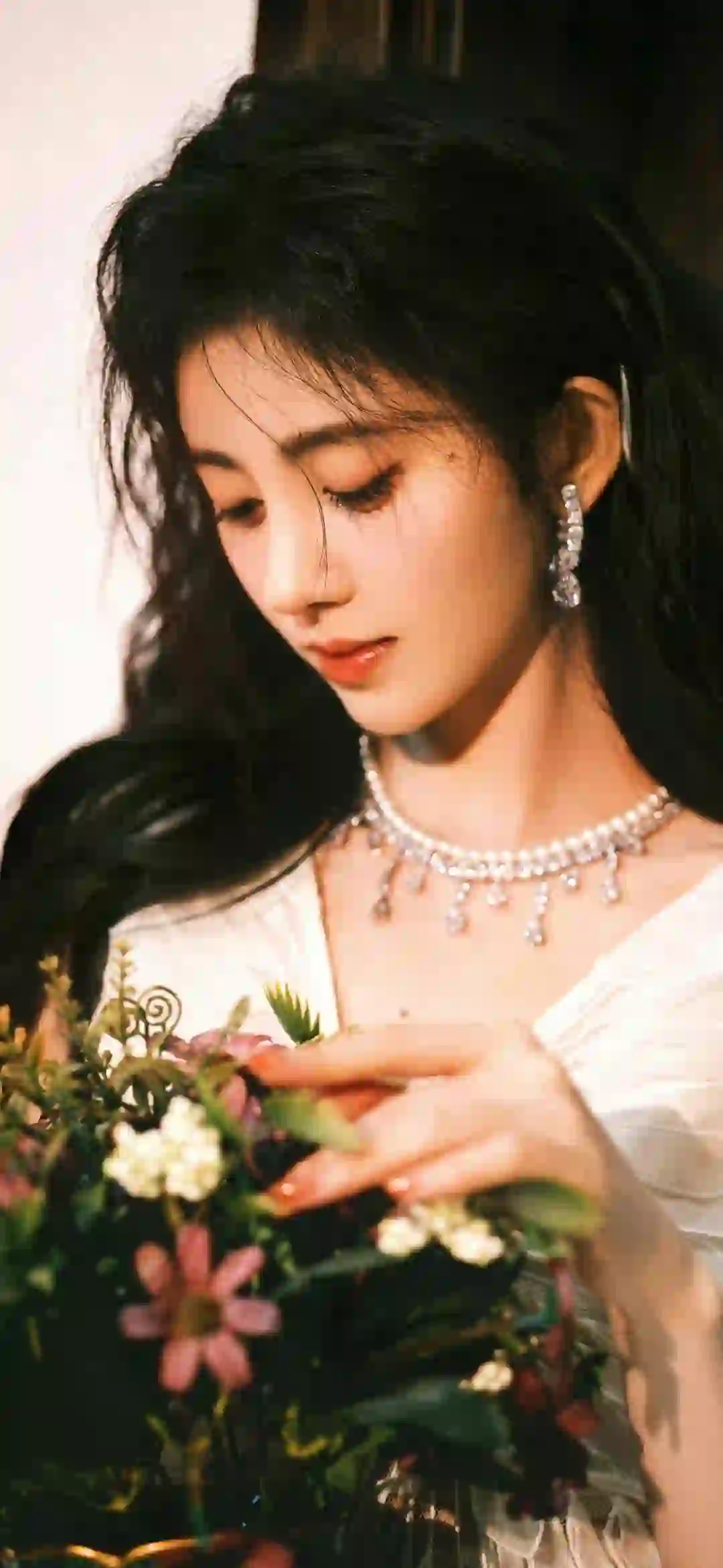 鞠婧祎 花 白色裙子 珍珠项链 
