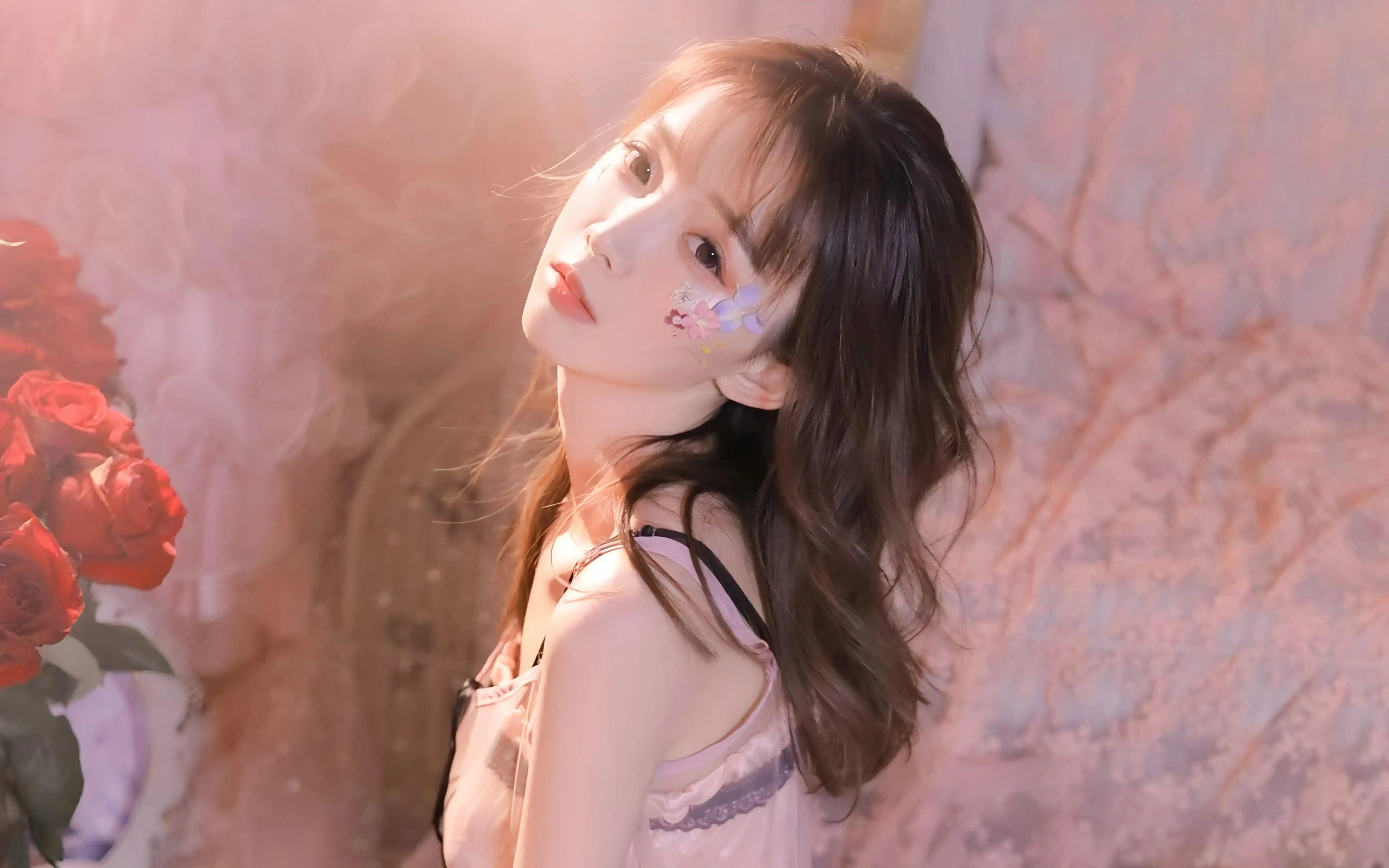 阳光黑发唯美美女